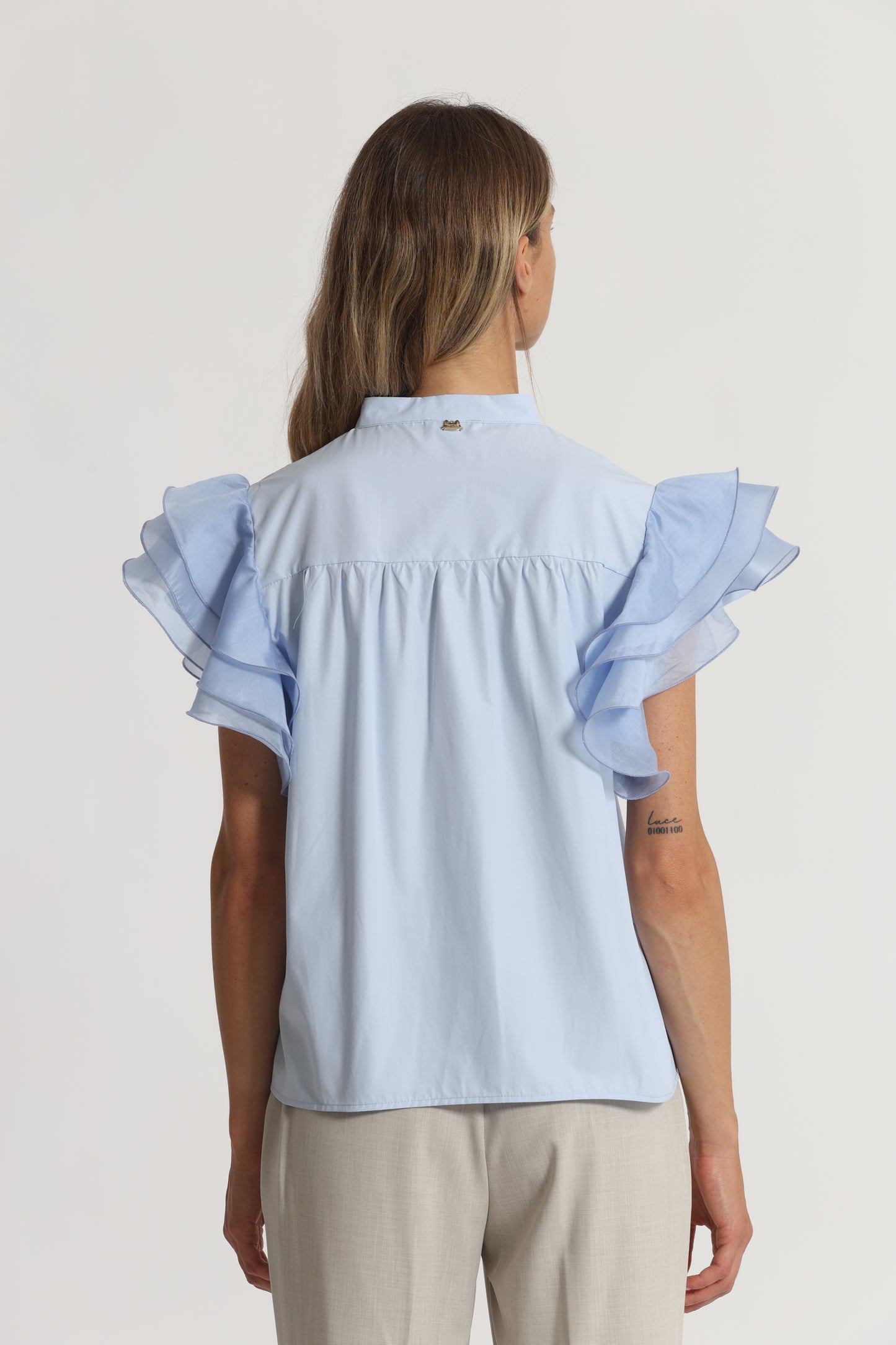 CAMICIA A MANICHE CORTE CON MANICHE VOULANT