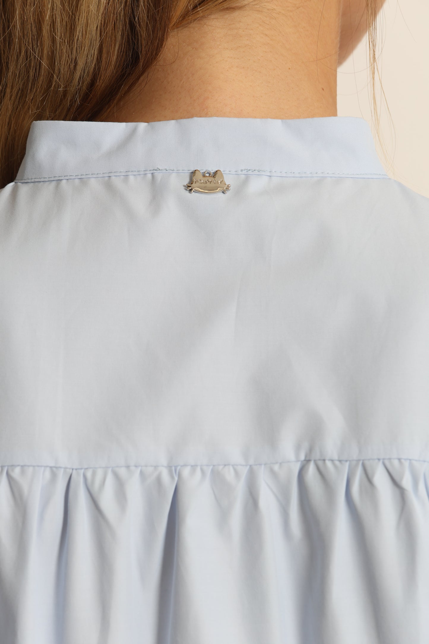 CAMICIA A MANICHE CORTE CON MANICHE VOULANT