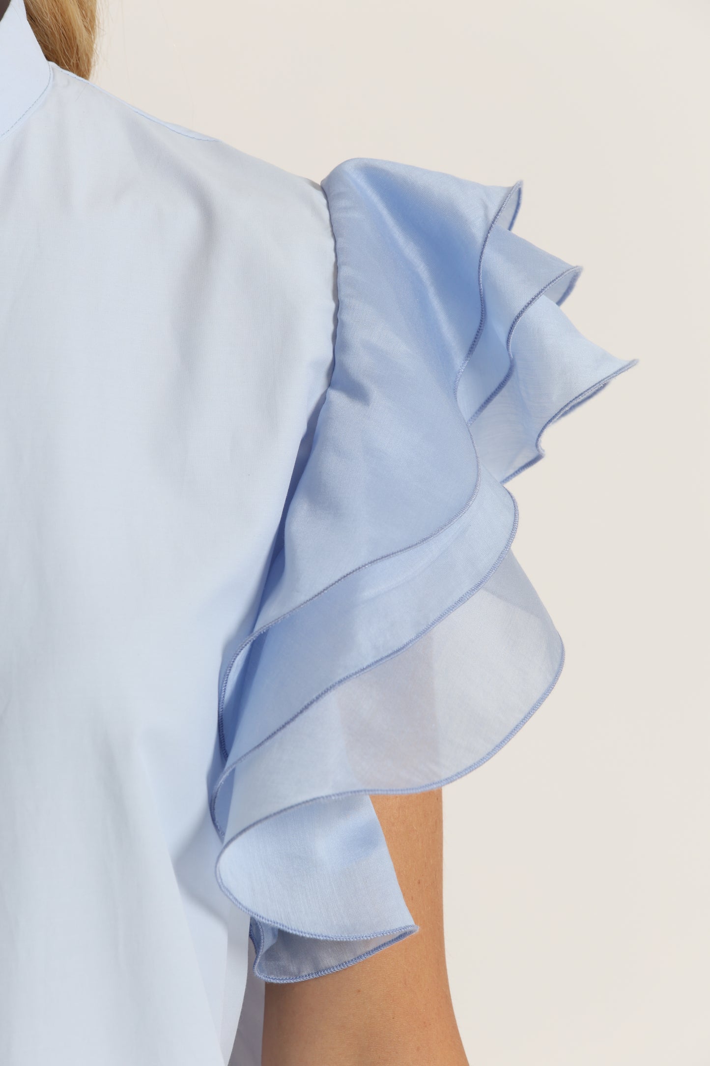 CAMICIA A MANICHE CORTE CON MANICHE VOULANT