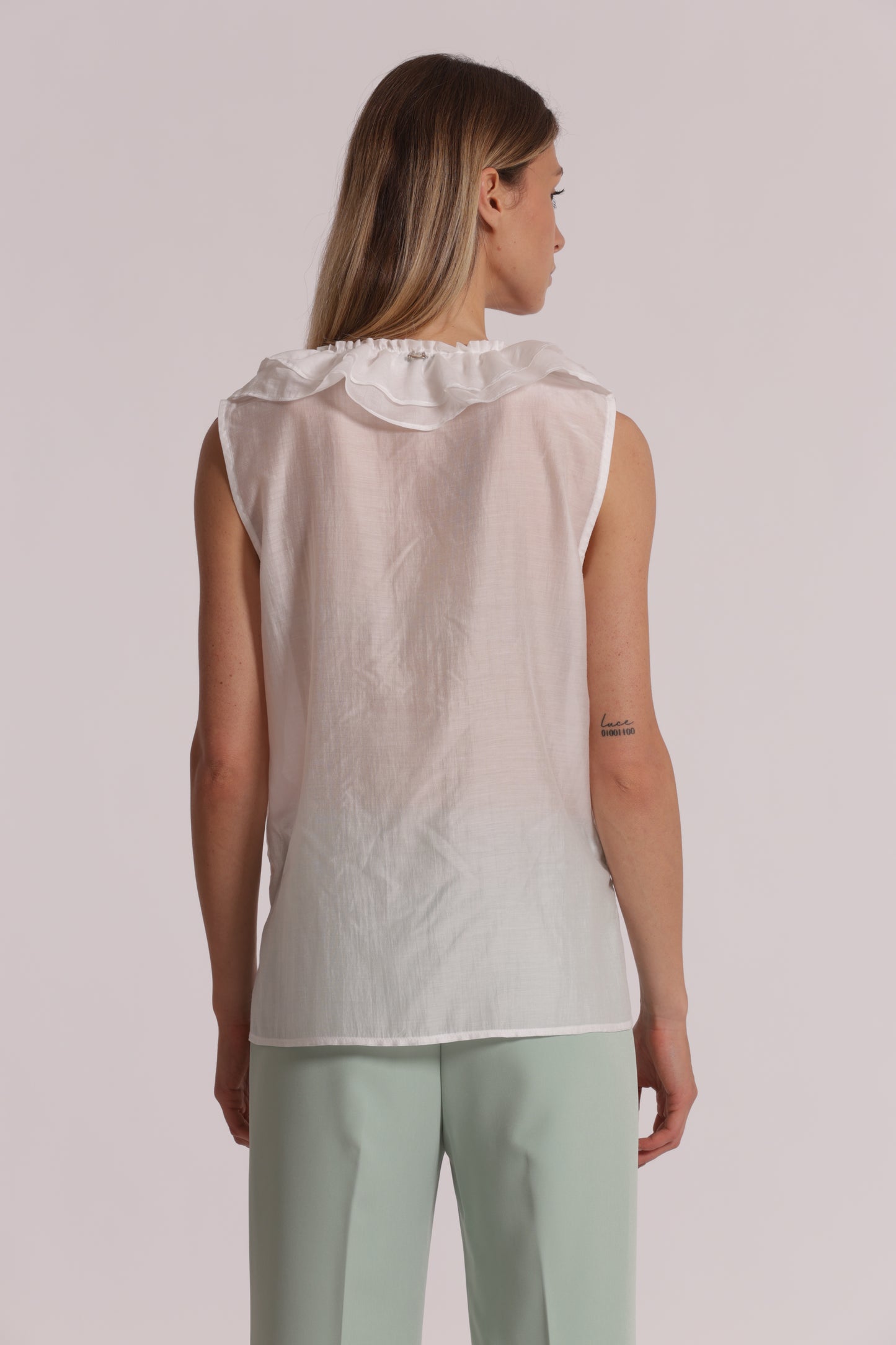 BLUSA SMANICATA CON ROUCHES