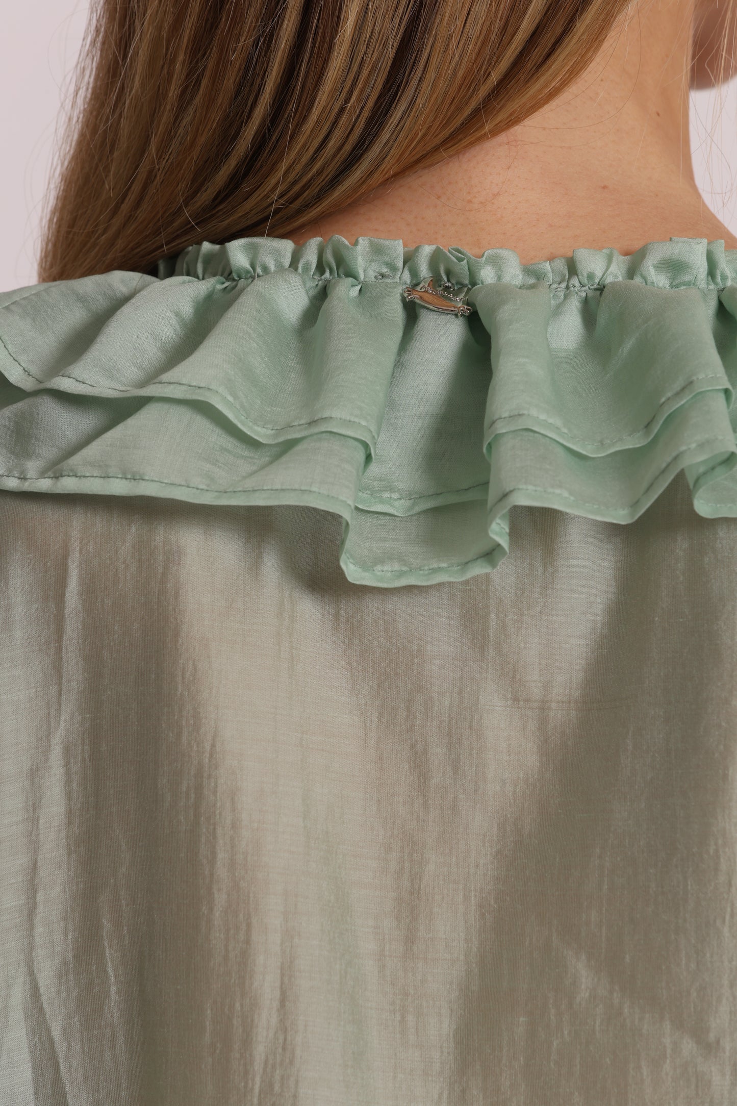 BLUSA SMANICATA CON ROUCHES