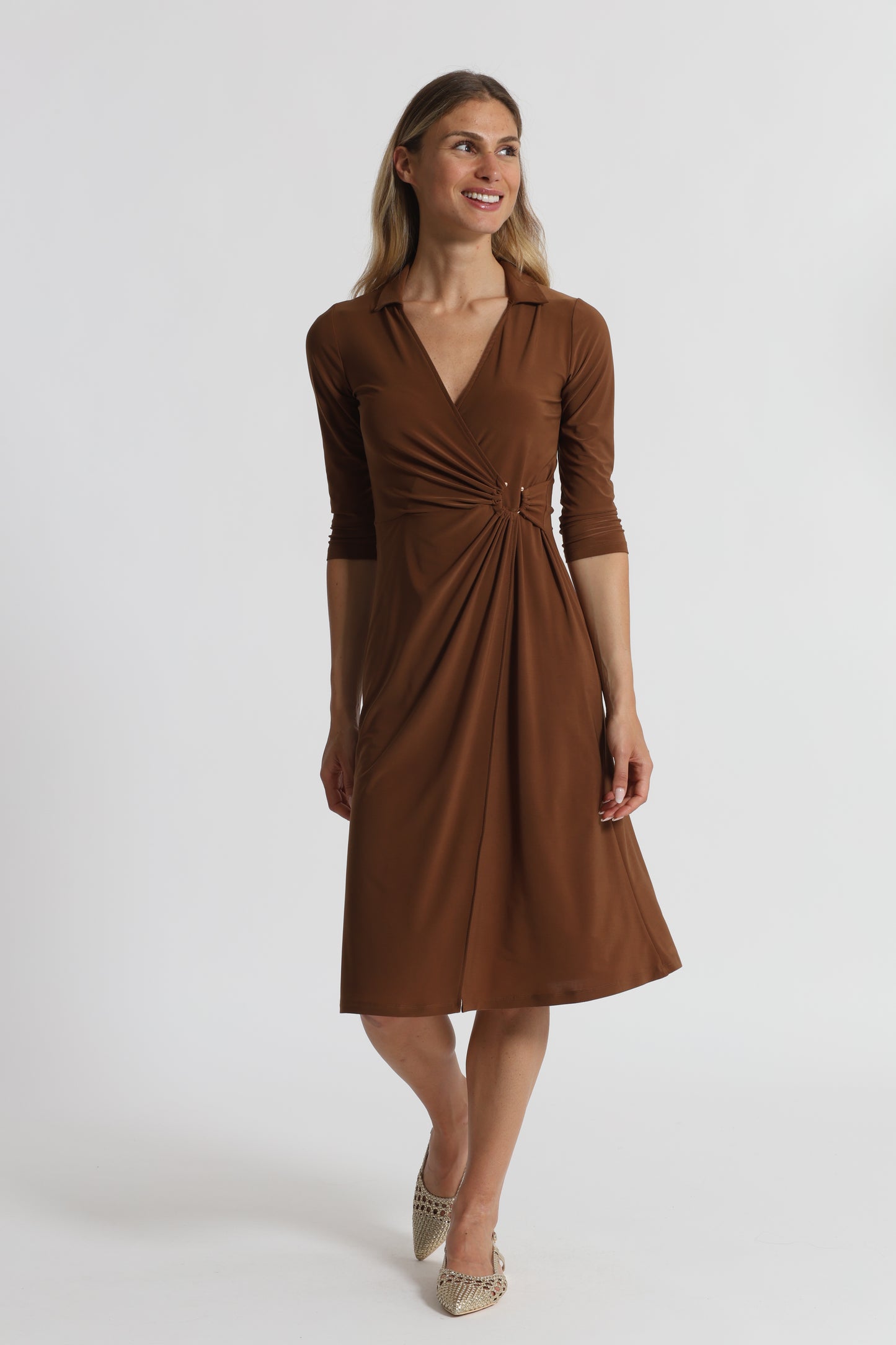 ABITO LUNGO CON DETTAGLIO IN VITA