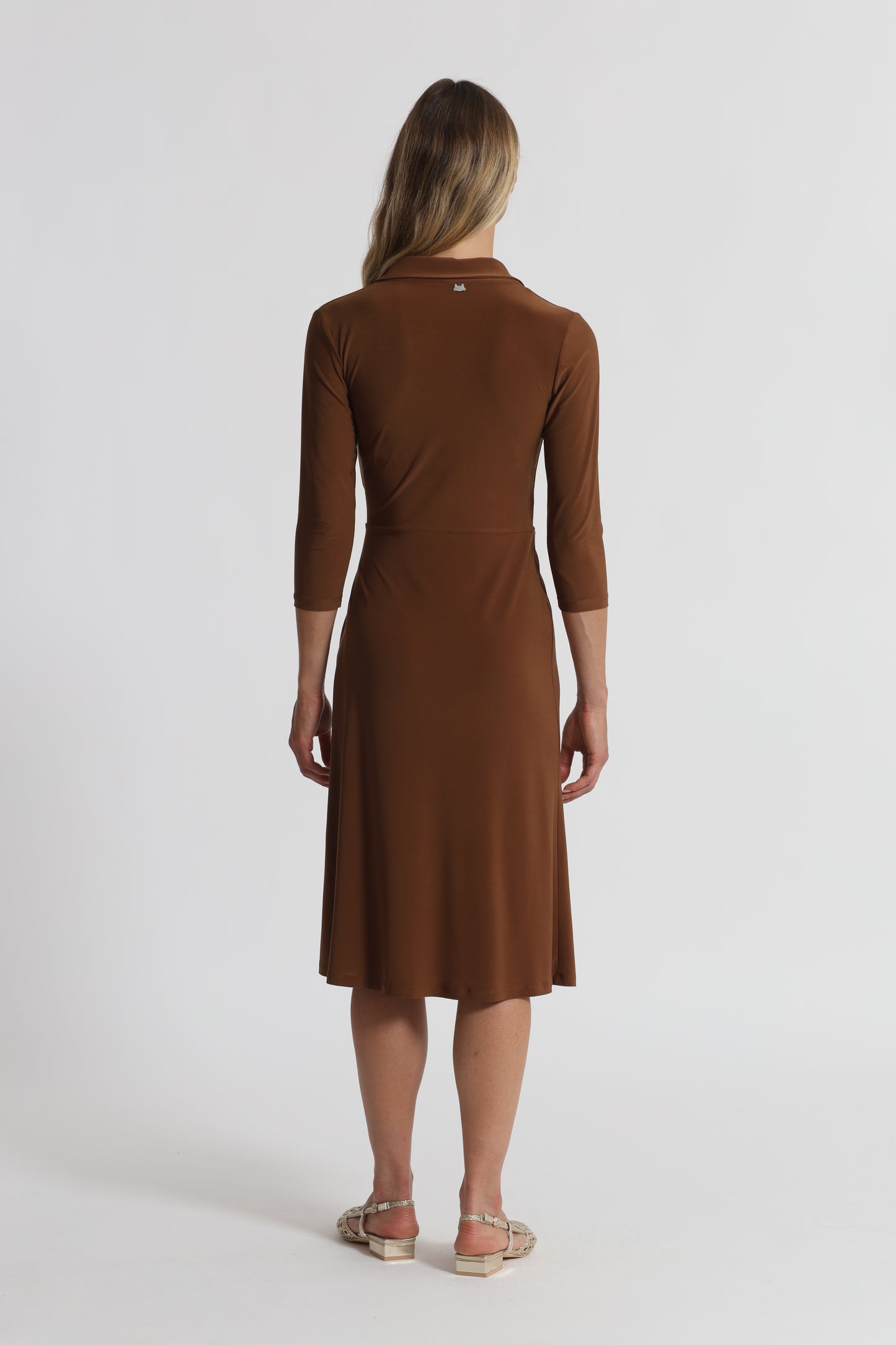 ABITO LUNGO CON DETTAGLIO IN VITA