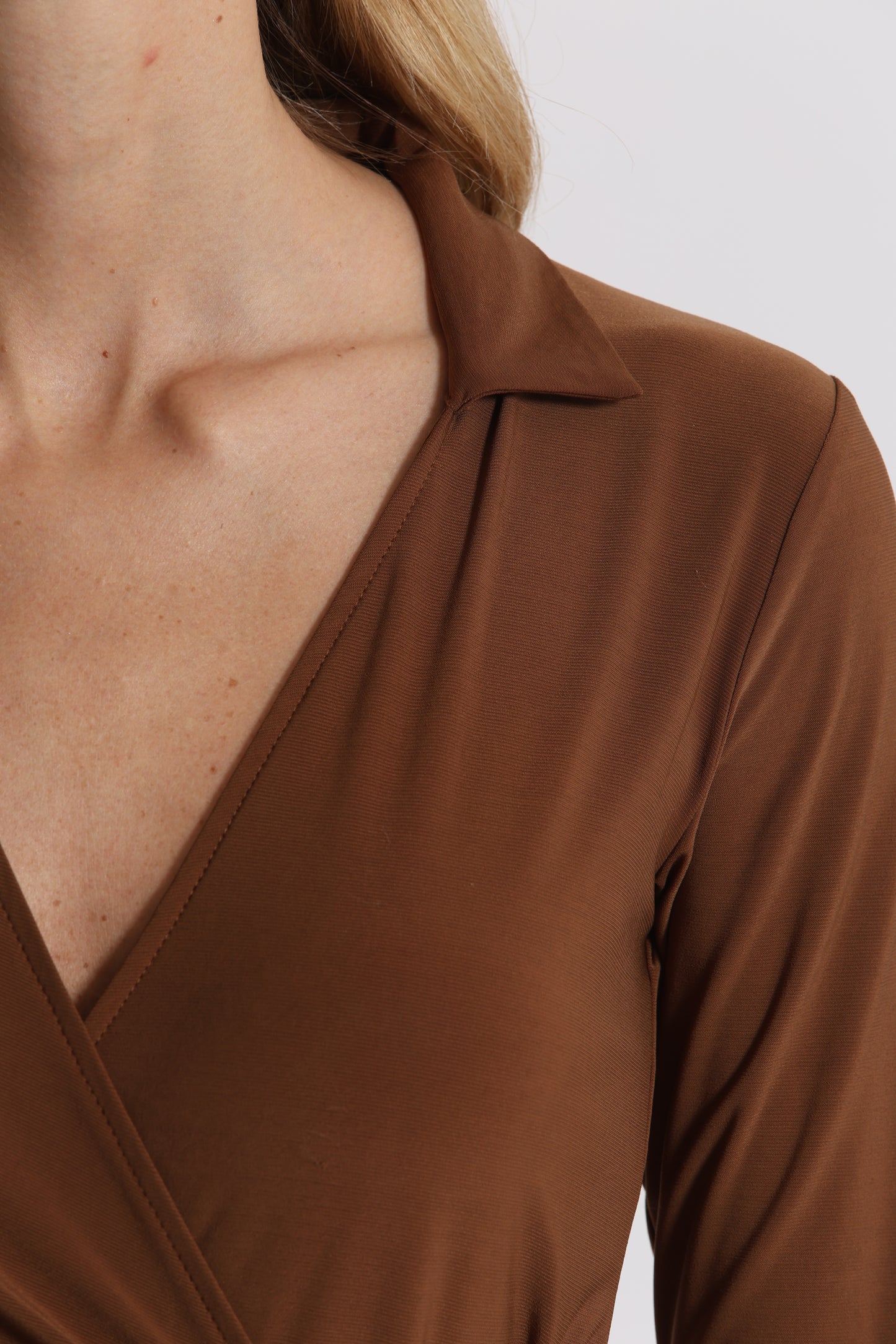 ABITO LUNGO CON DETTAGLIO IN VITA