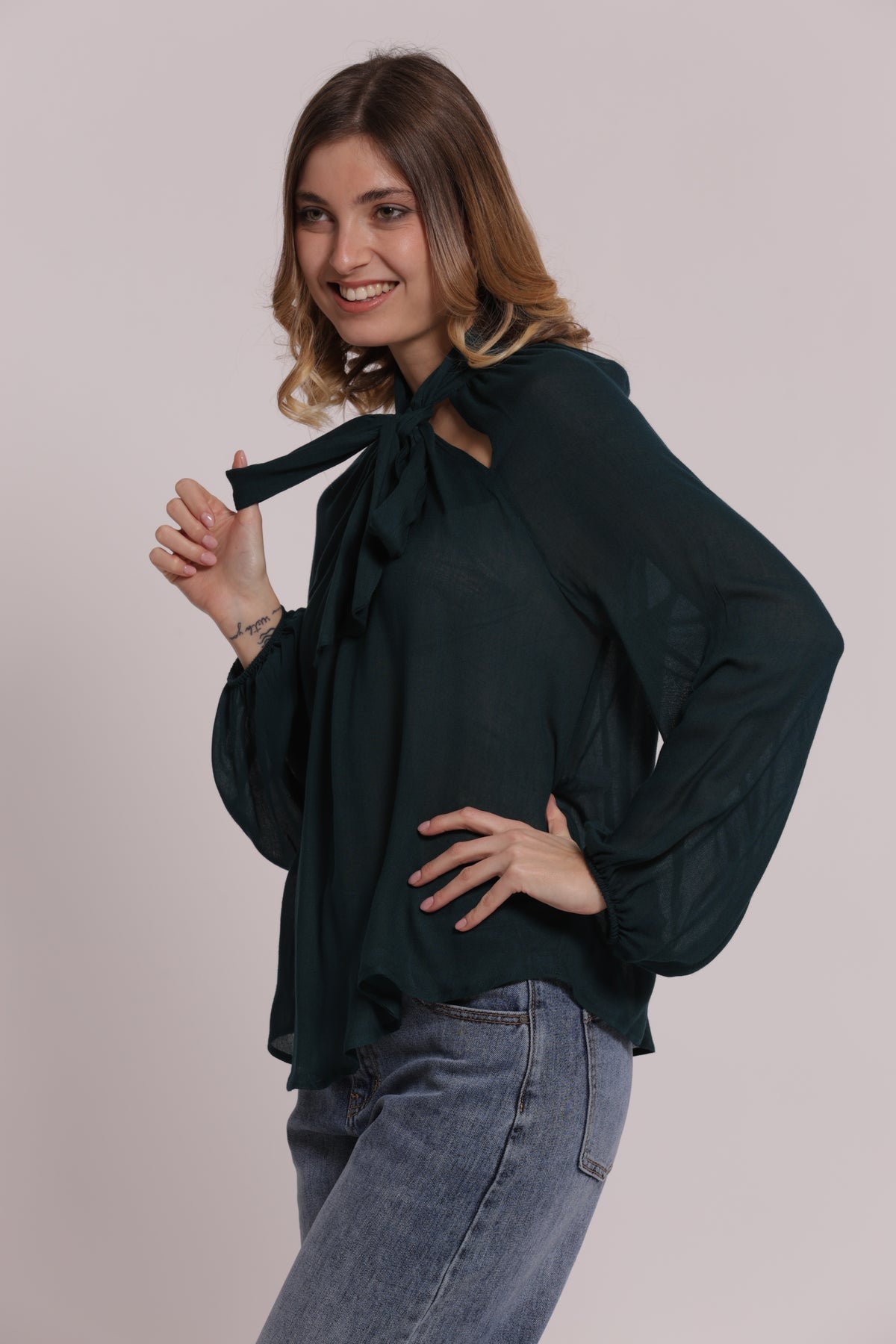 BLUSA CON FIOCCO AL COLLO IN GARZA DI VISCOSA