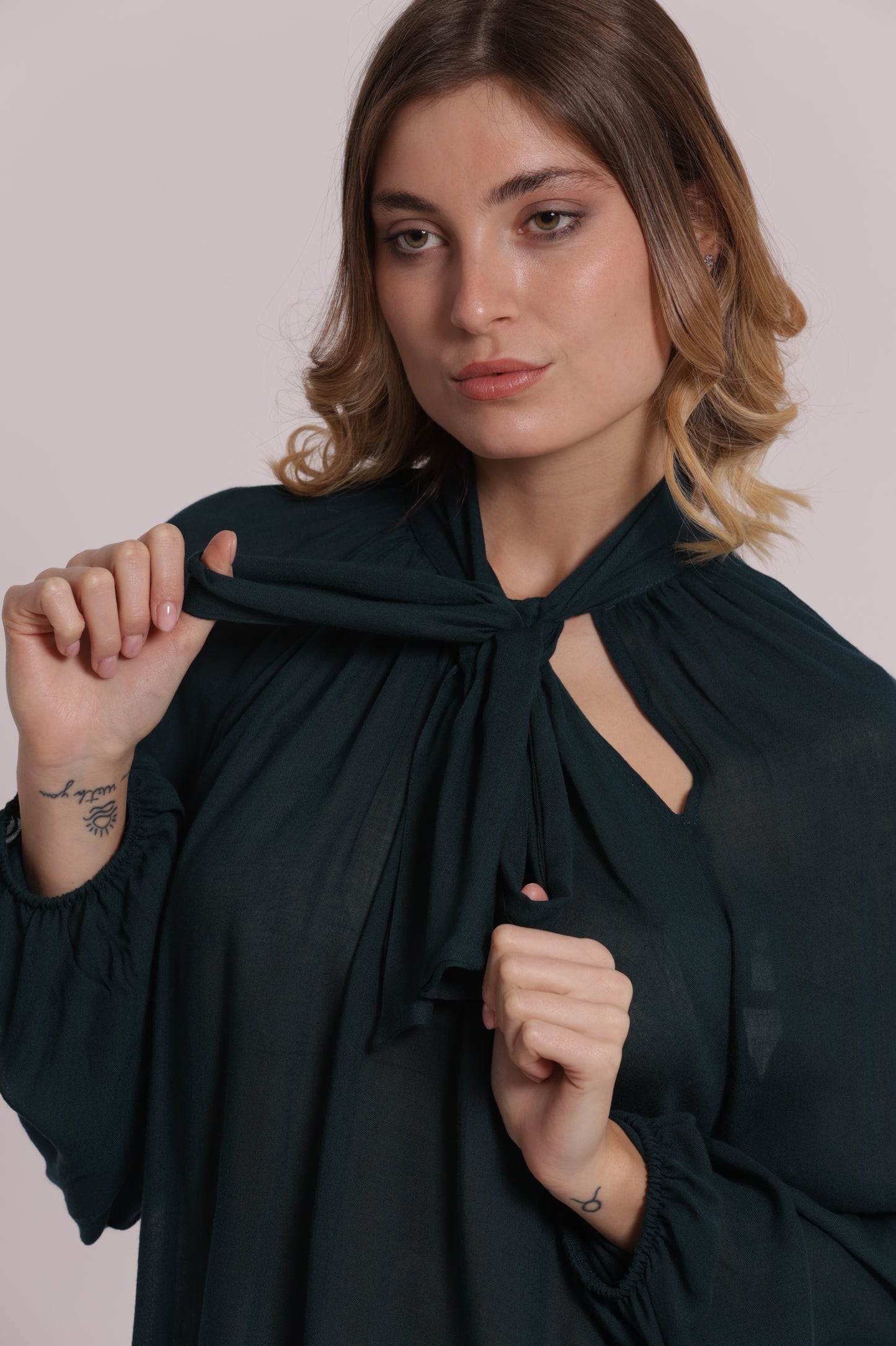 BLUSA CON FIOCCO AL COLLO IN GARZA DI VISCOSA