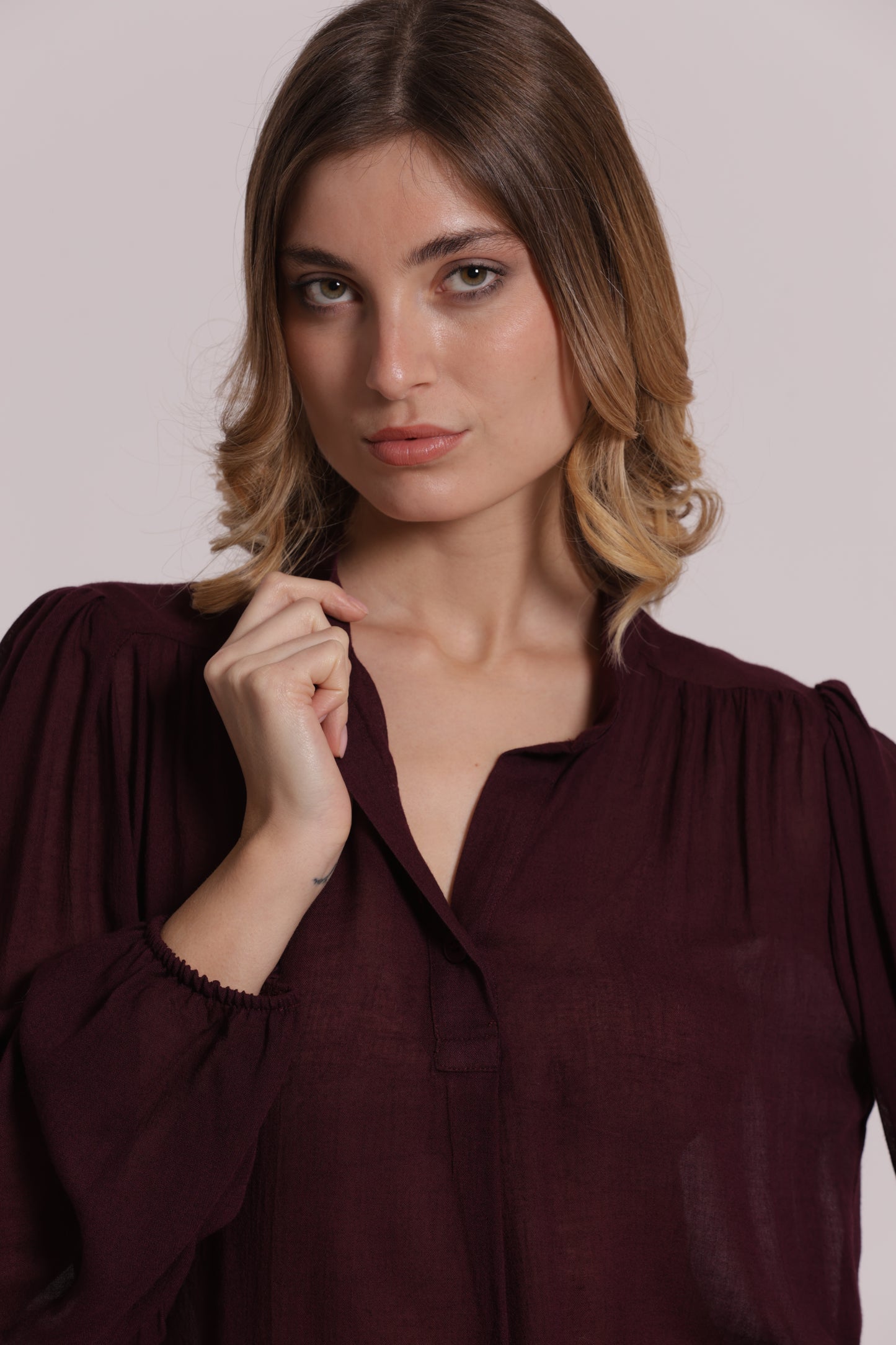 BLUSA CON SCOLLO A V IN GARZA DI VISCOSA