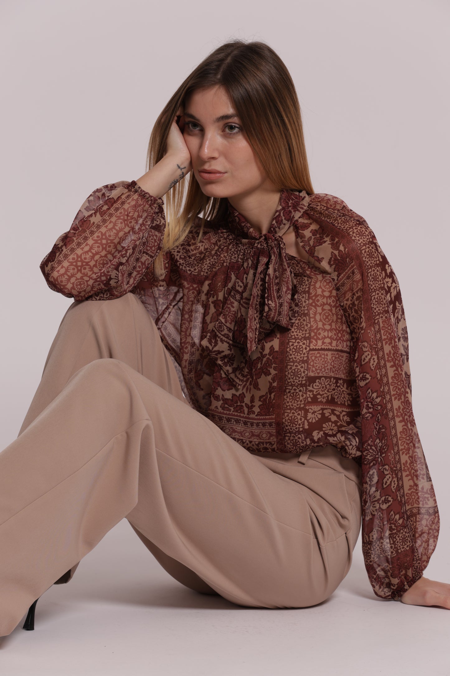 BLUSA CON FIOCCO AL COLLO STAMPA PATCHWORK FLOREALE