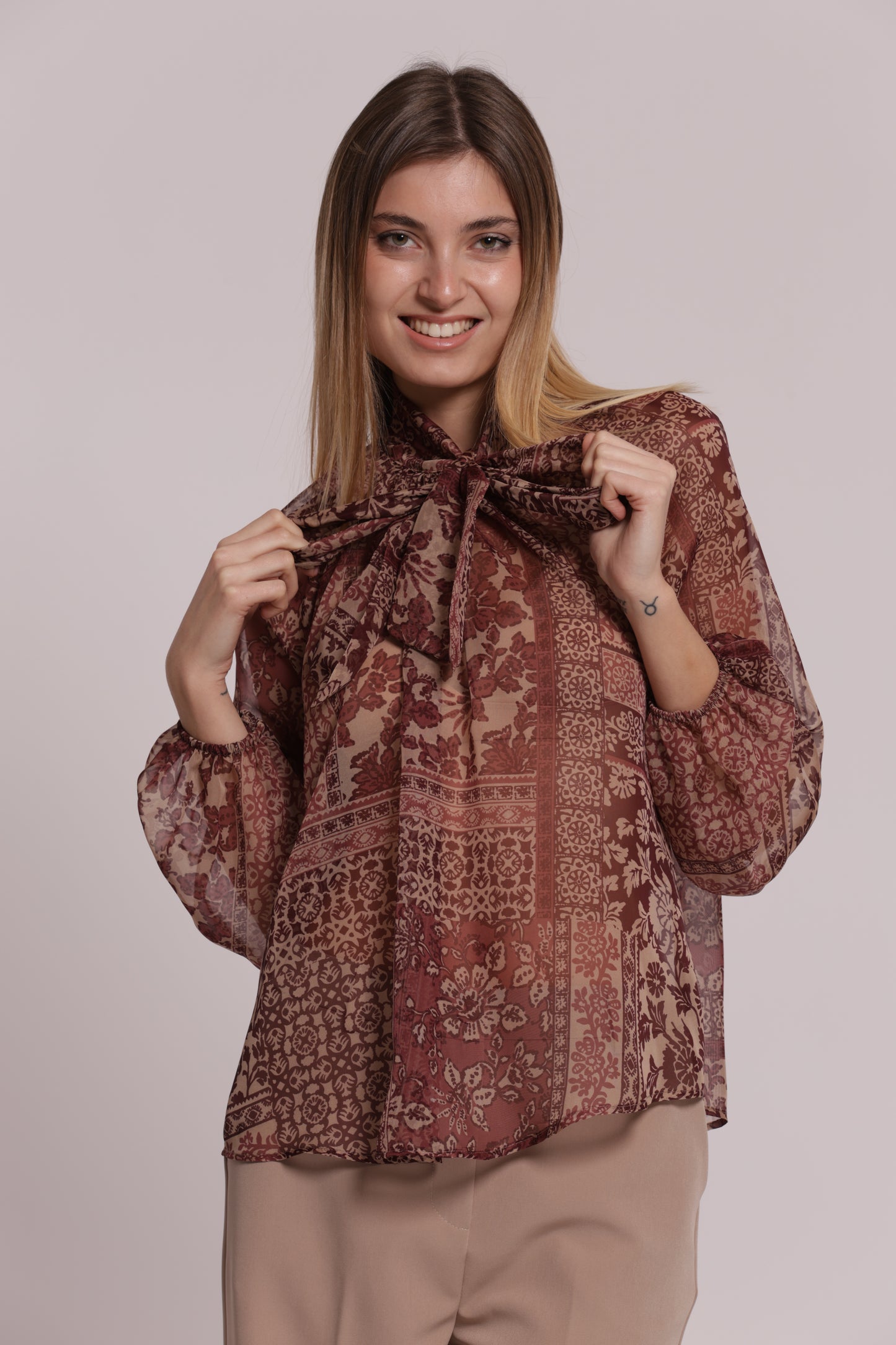 BLUSA CON FIOCCO AL COLLO STAMPA PATCHWORK FLOREALE