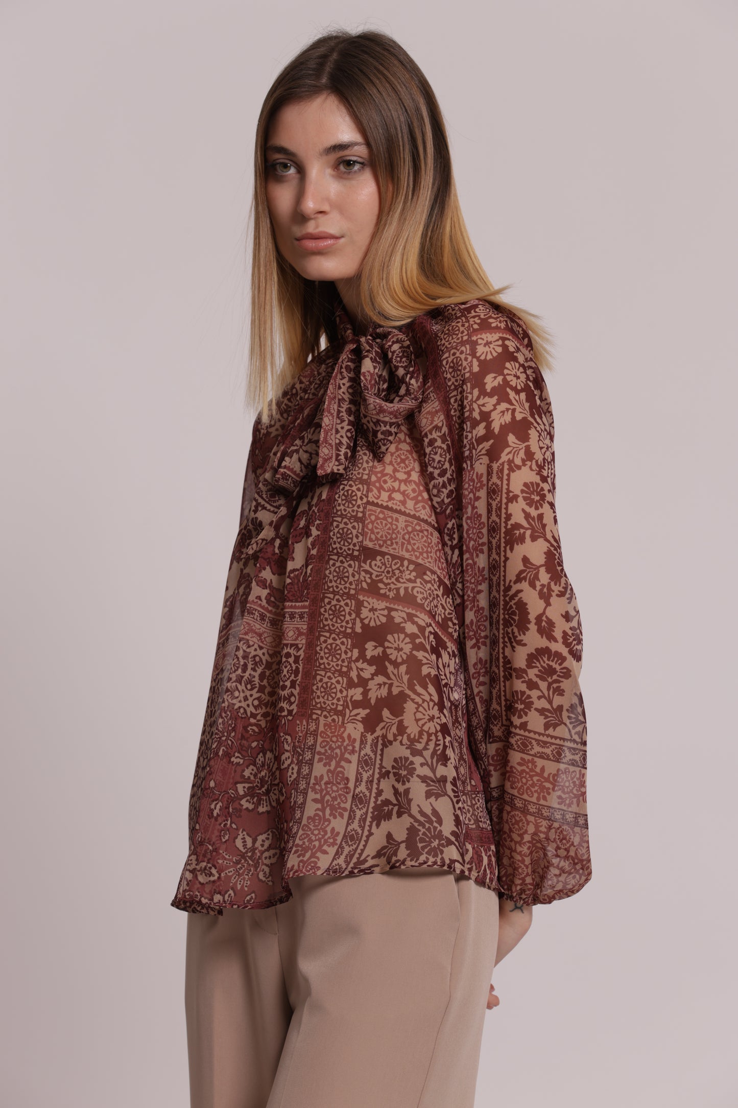 BLUSA CON FIOCCO AL COLLO STAMPA PATCHWORK FLOREALE