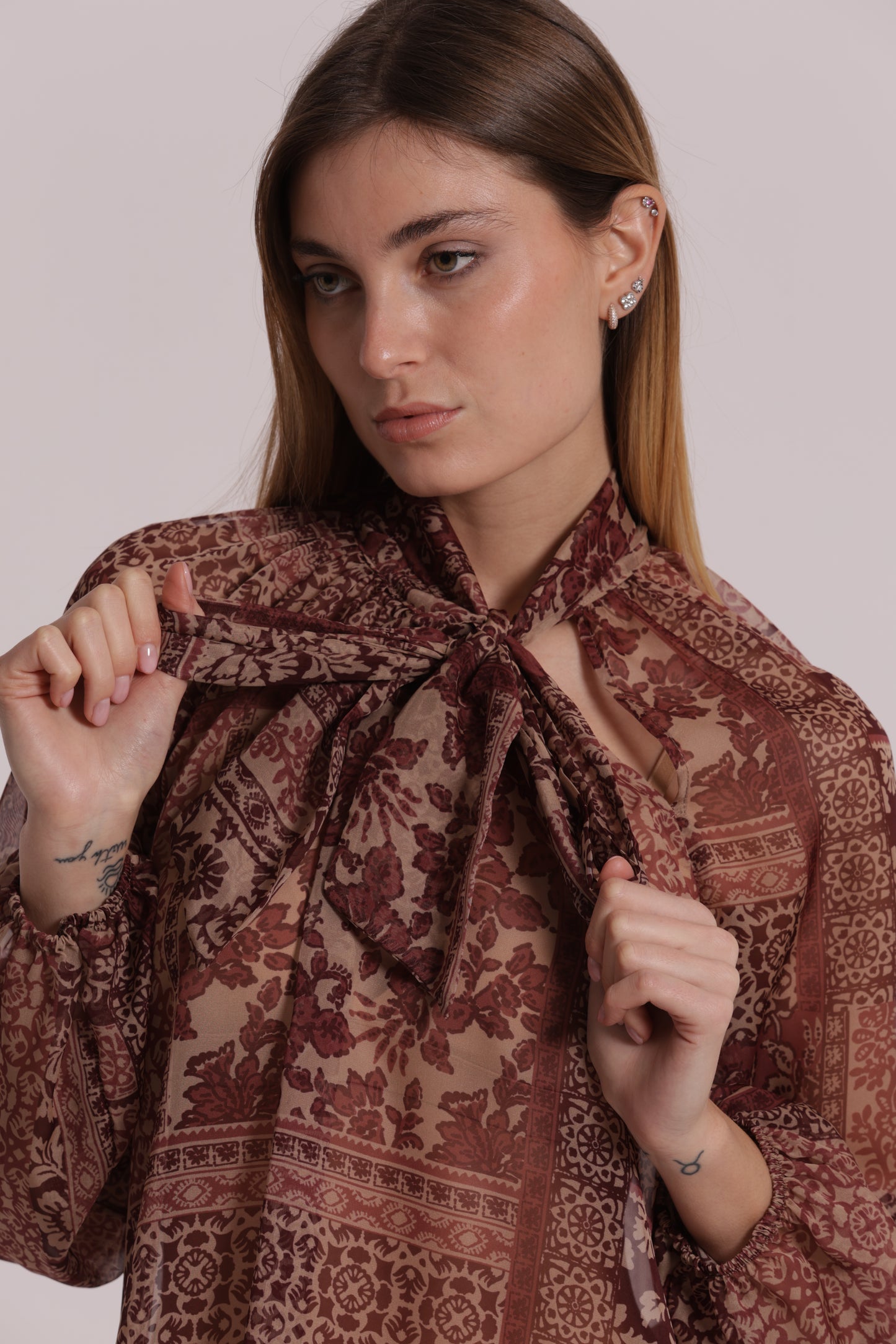 BLUSA CON FIOCCO AL COLLO STAMPA PATCHWORK FLOREALE