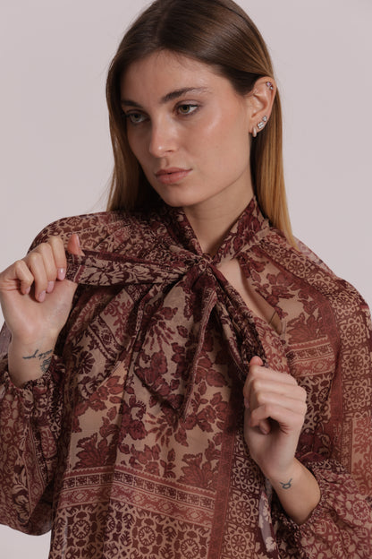 BLUSA CON FIOCCO AL COLLO STAMPA PATCHWORK FLOREALE