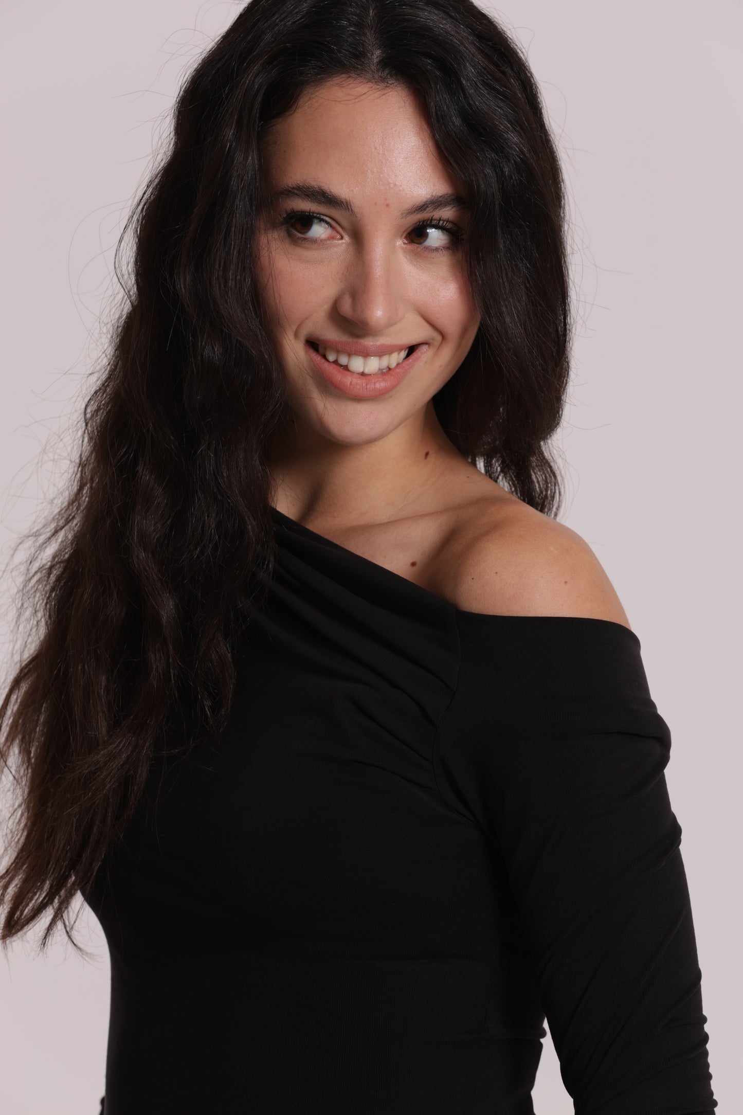 BLUSA CON SCOLLO ASIMMETRICO