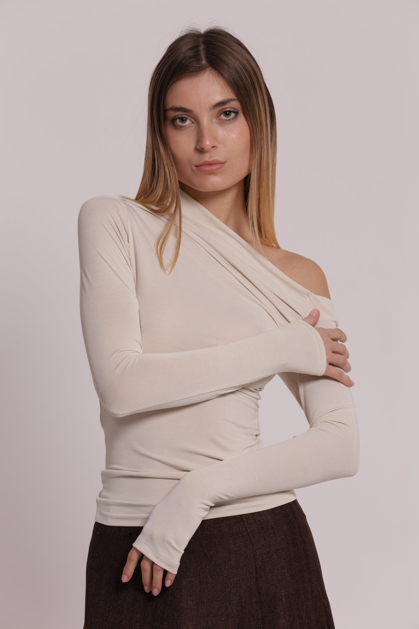 BLUSA CON SCOLLO ASIMMETRICO