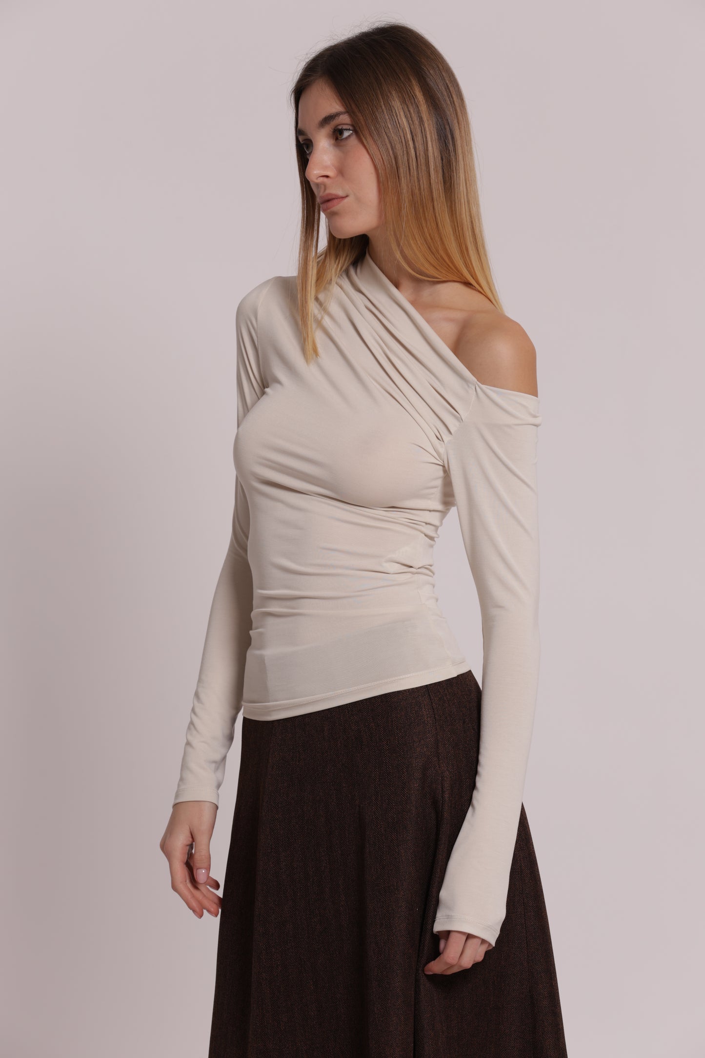 BLUSA CON SCOLLO ASIMMETRICO