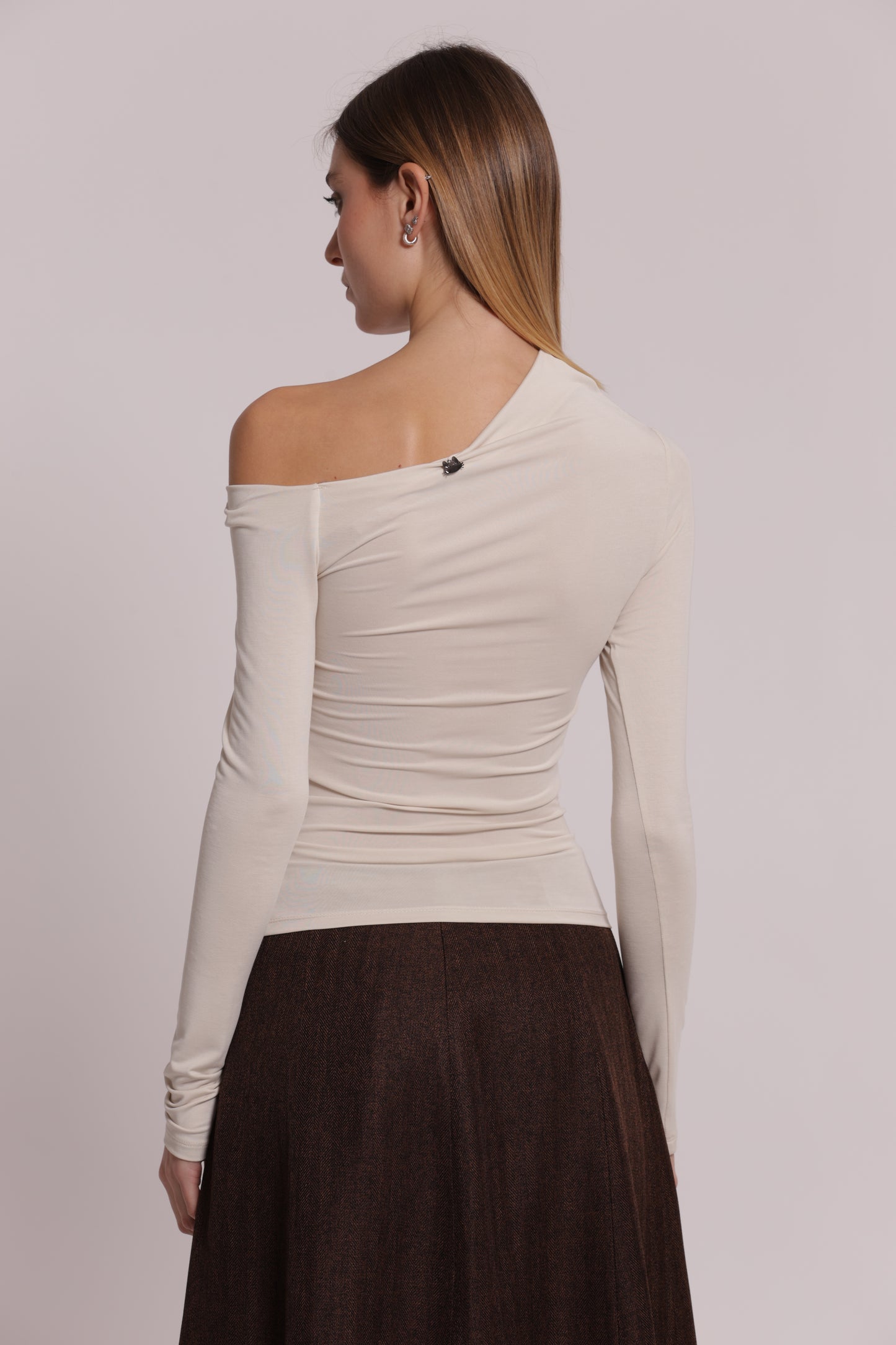 BLUSA CON SCOLLO ASIMMETRICO