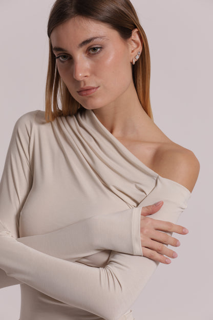 BLUSA CON SCOLLO ASIMMETRICO