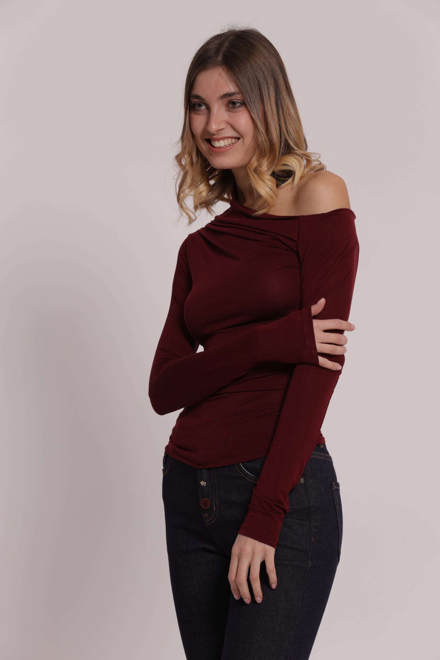 BLUSA CON SCOLLO ASIMMETRICO