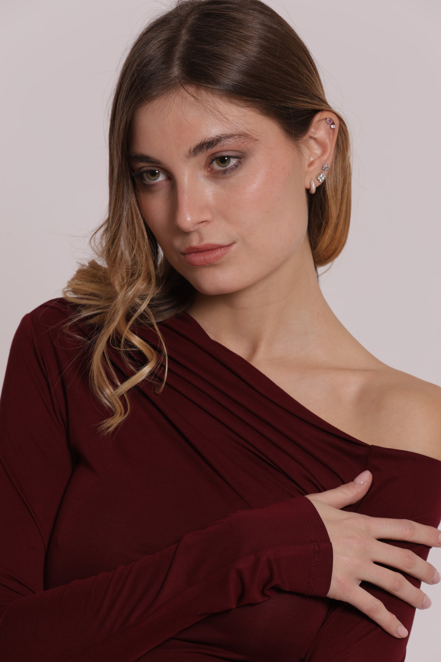 BLUSA CON SCOLLO ASIMMETRICO