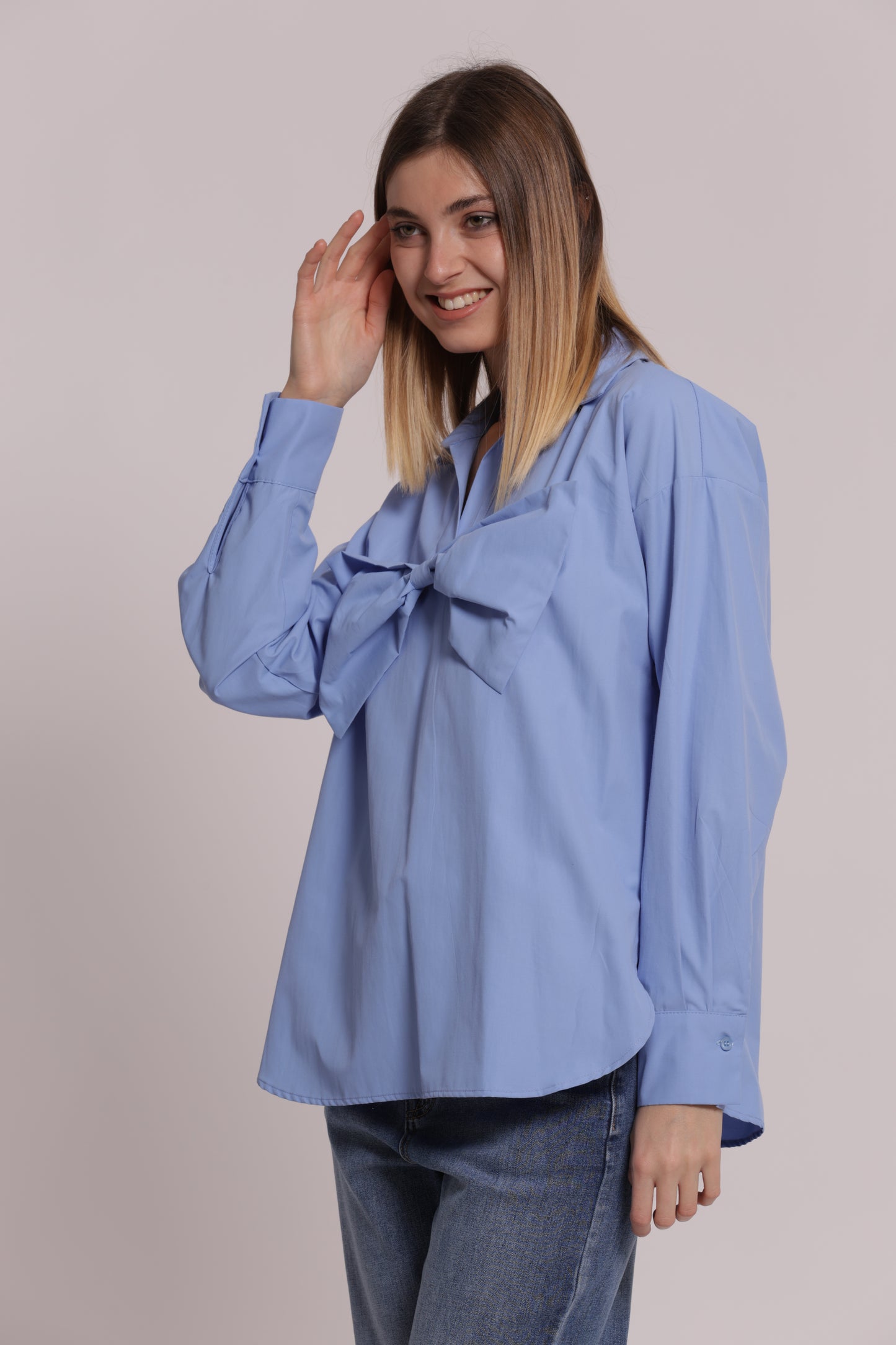 BLUSA CON FIOCCO FRONTALE