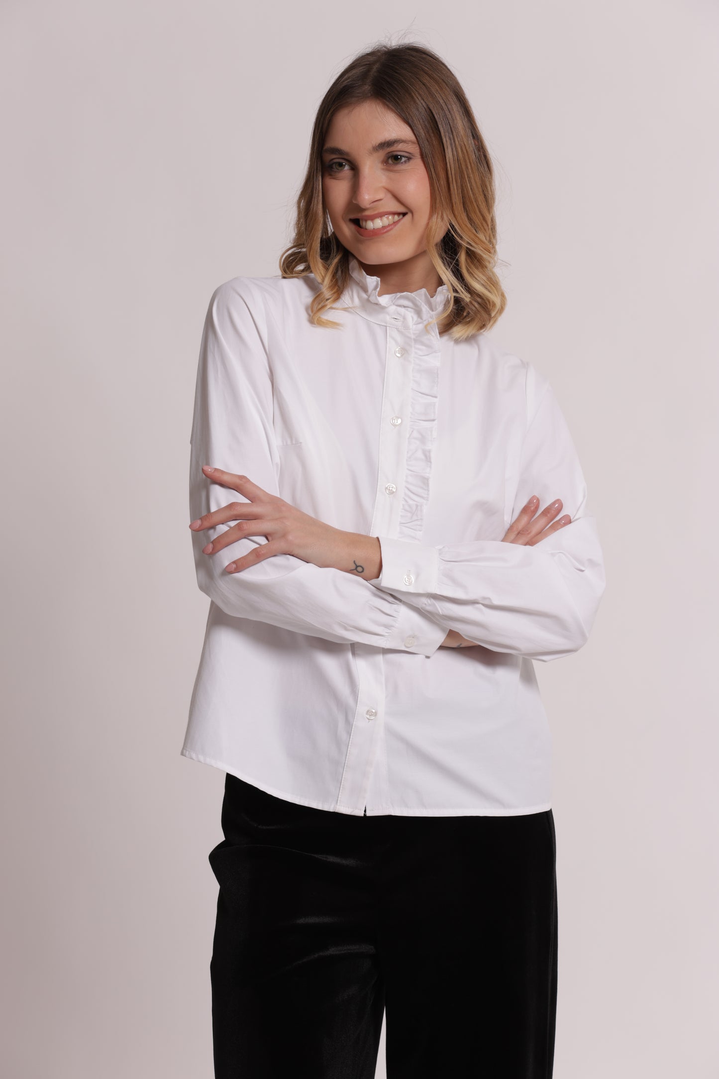 CAMICIA CON ROUCHES SUL COLLO
