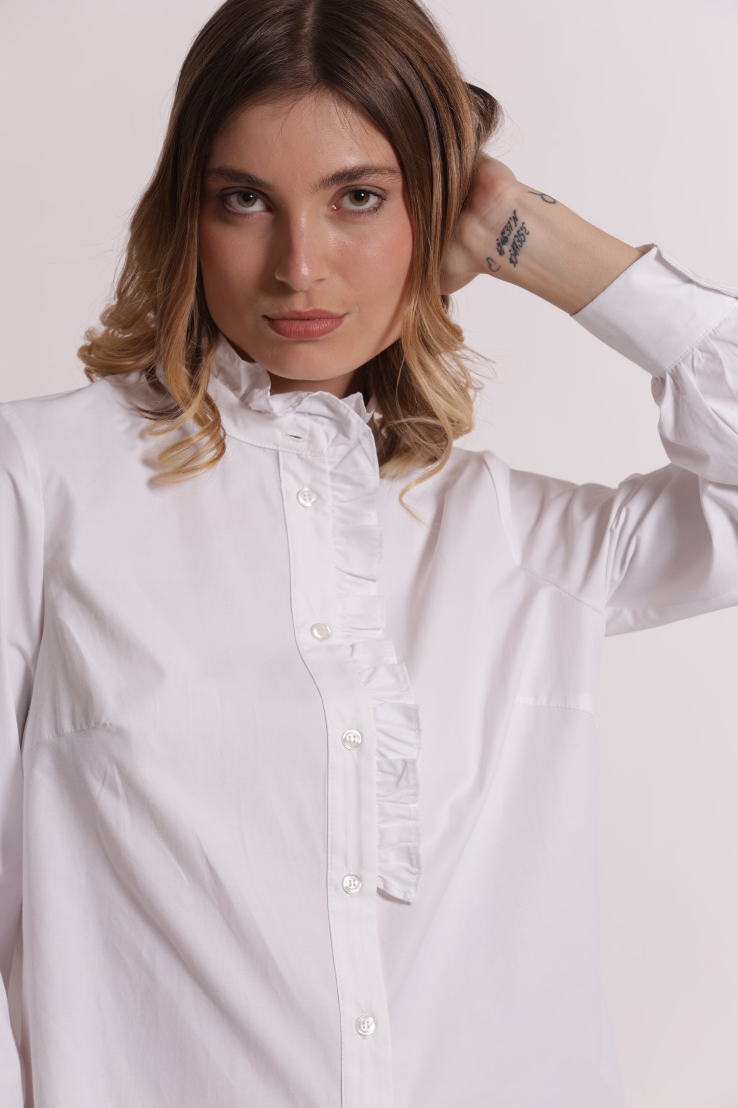 CAMICIA CON ROUCHES SUL COLLO