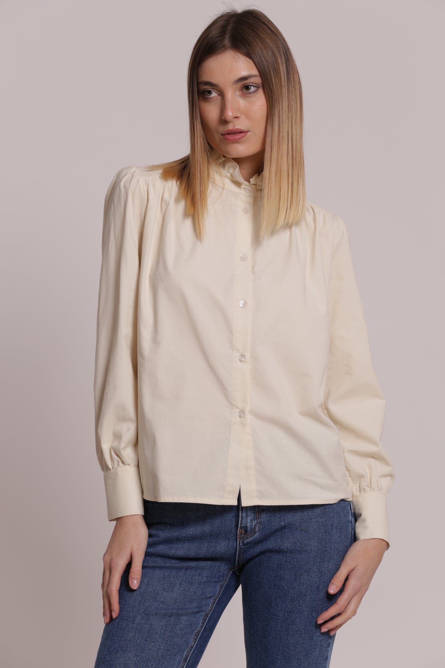 CAMICIA CON COLLO ALTO E ROUCHES IN VELLUTO