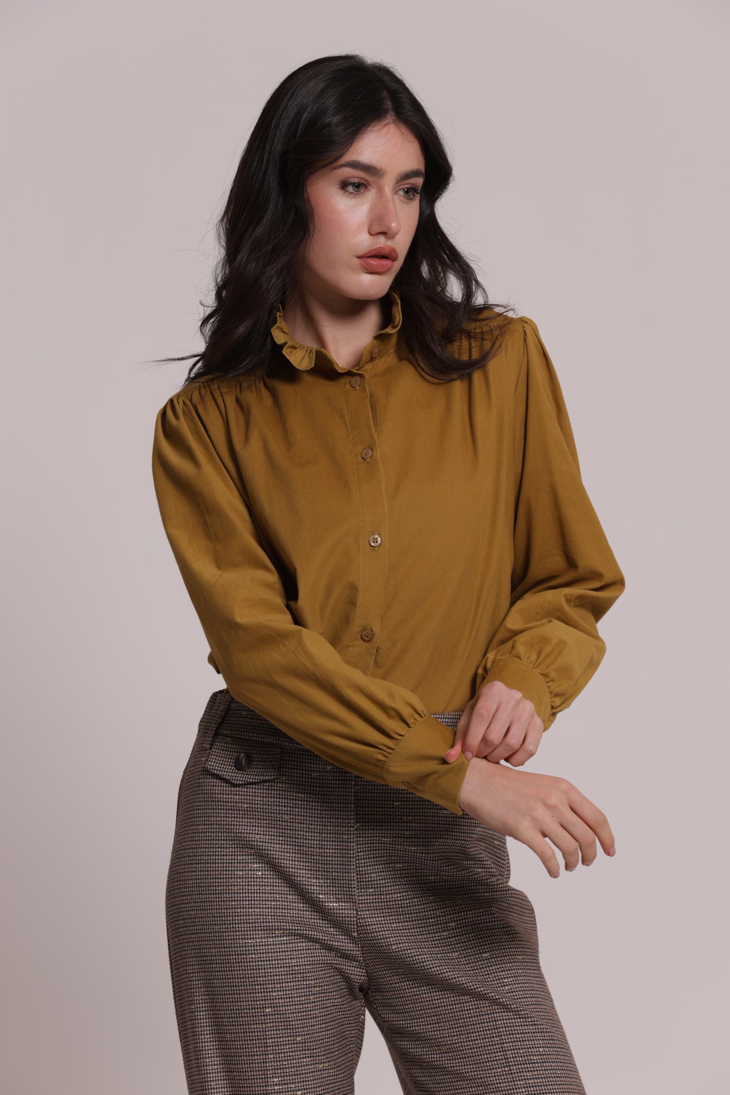 CAMICIA CON COLLO ALTO E ROUCHES IN VELLUTO