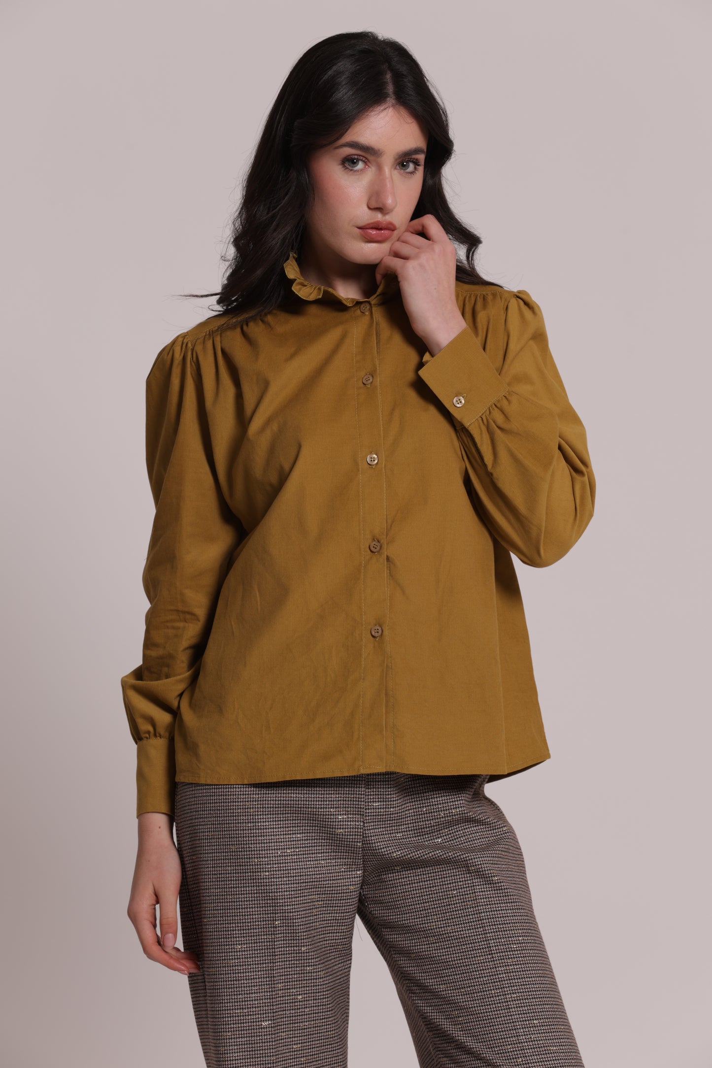CAMICIA CON COLLO ALTO E ROUCHES IN VELLUTO