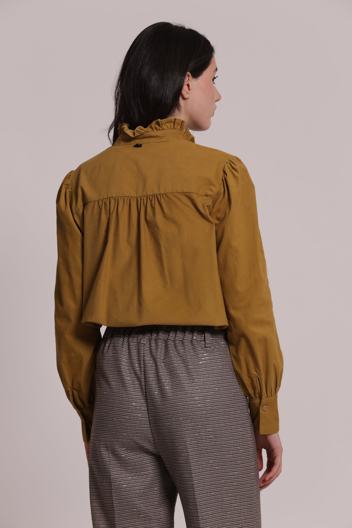 CAMICIA CON COLLO ALTO E ROUCHES IN VELLUTO