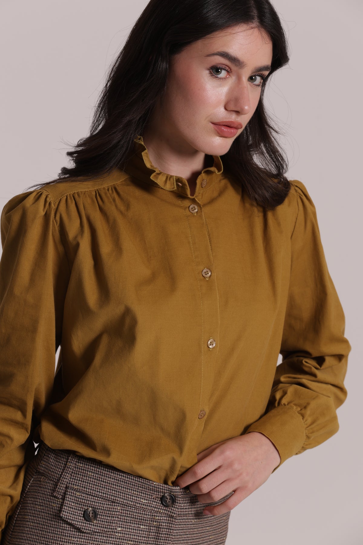 CAMICIA CON COLLO ALTO E ROUCHES IN VELLUTO