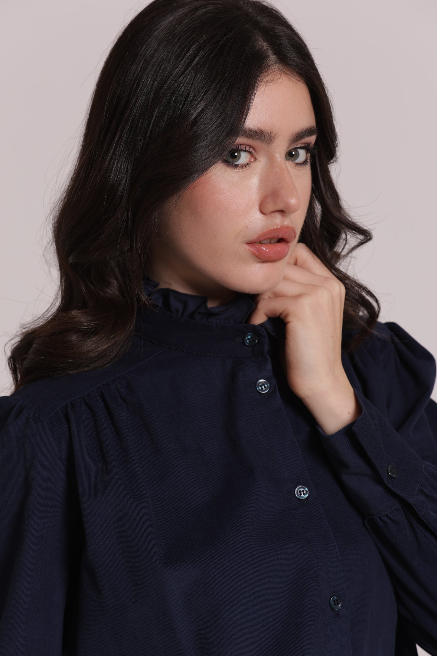 CAMICIA CON COLLO ALTO E ROUCHES IN VELLUTO