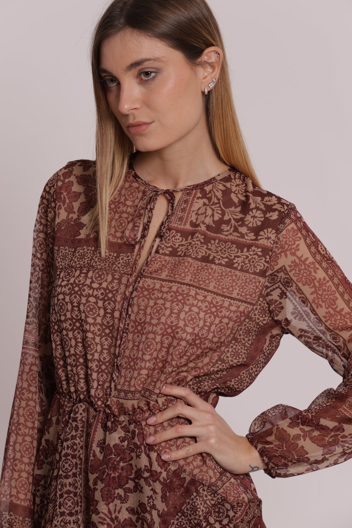 ABITO CORTO SCOLLO A V STAMPA PATCHWORK FLOREALE