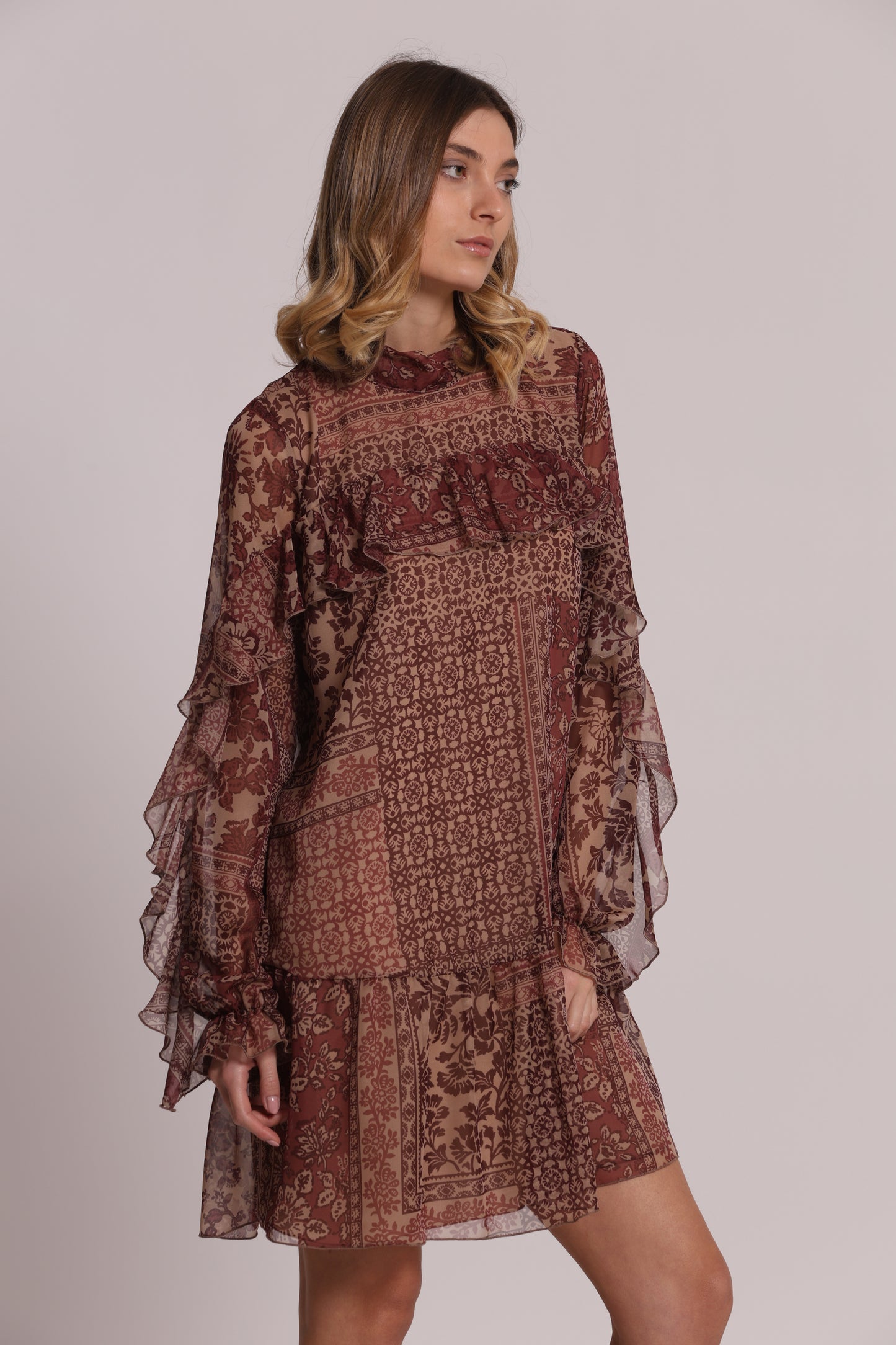 ABITO CORTO CON VOULANT STAMPA PATCHWORK FLOREALE