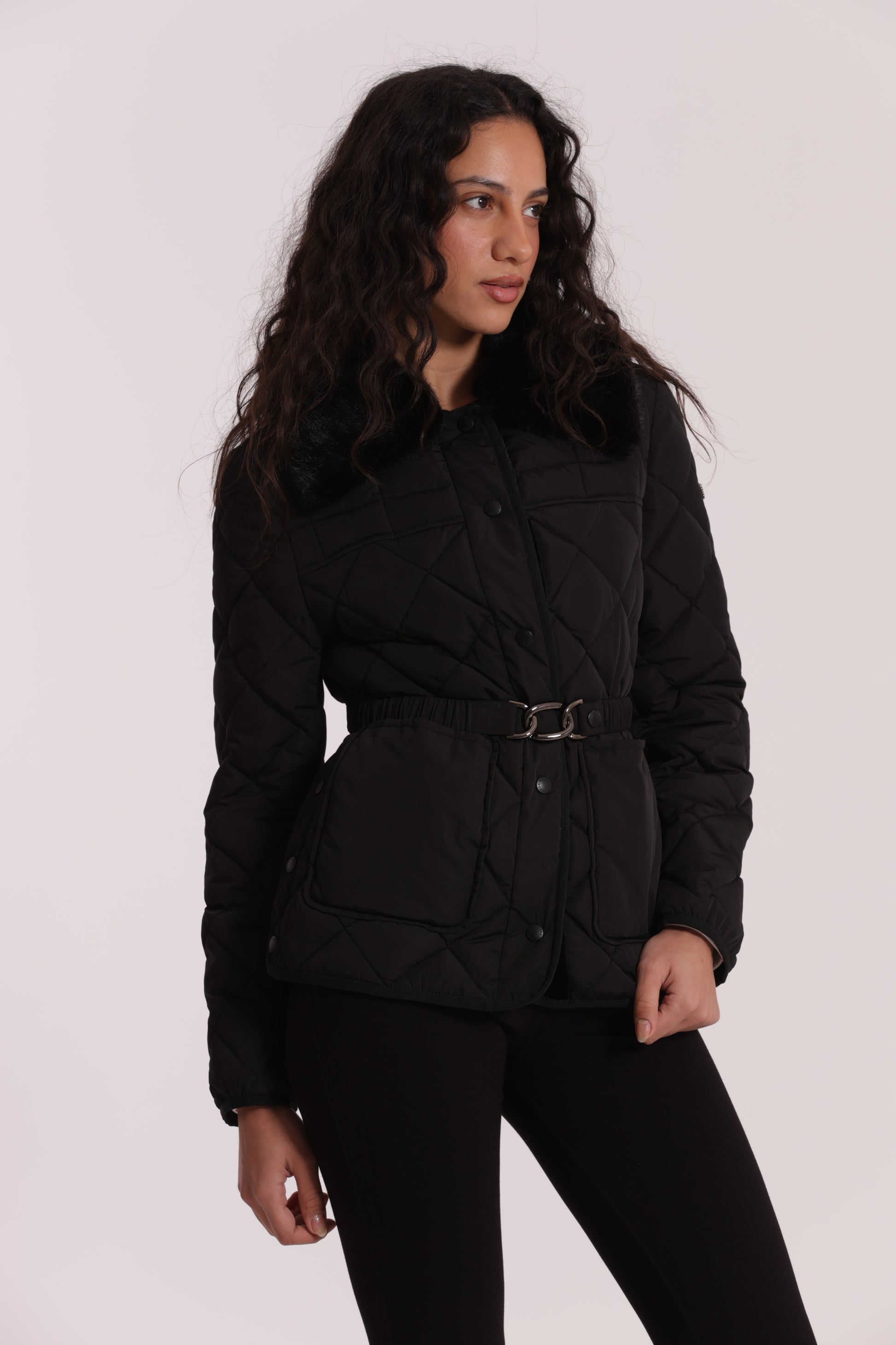 PIUMINO CORTO CON COLLO EFFETTO PELLICCIA CON CINTURA