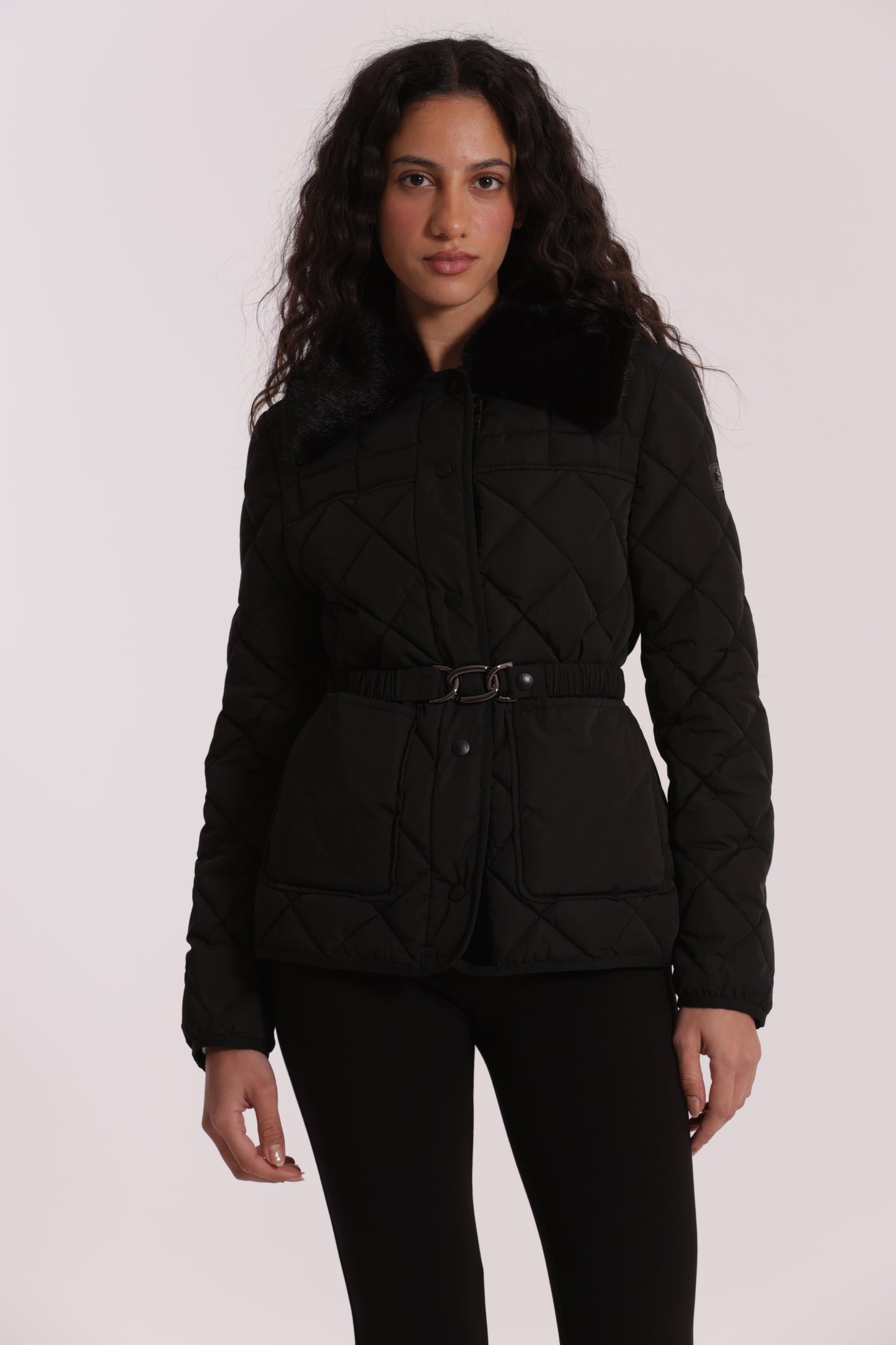 PIUMINO CORTO CON COLLO EFFETTO PELLICCIA CON CINTURA