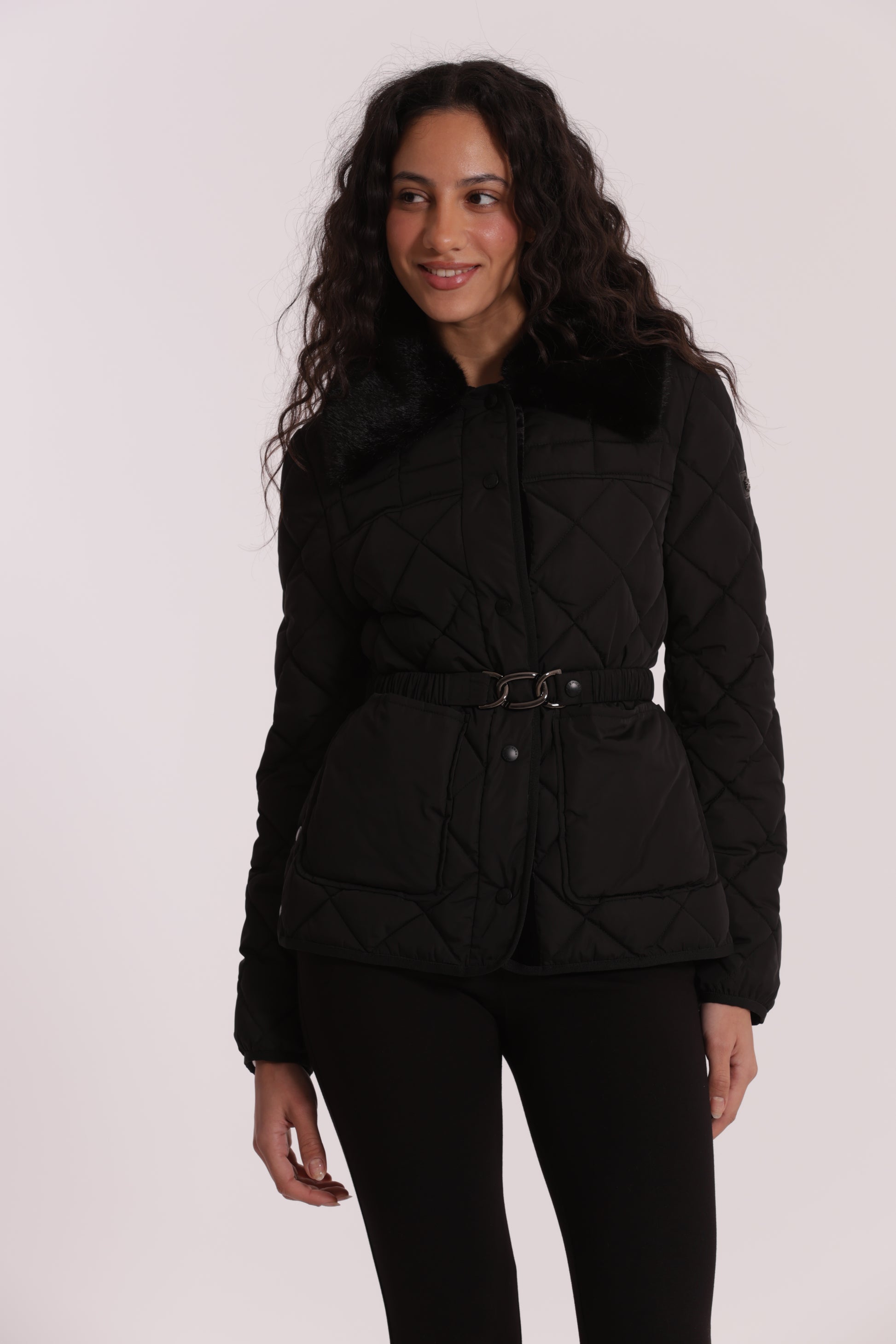 PIUMINO CORTO CON COLLO EFFETTO PELLICCIA CON CINTURA