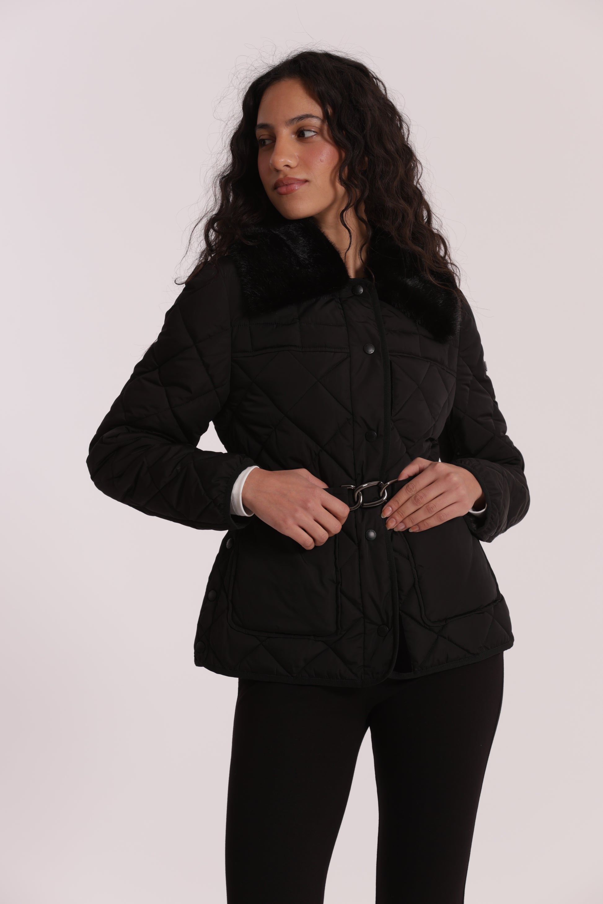 PIUMINO CORTO CON COLLO EFFETTO PELLICCIA CON CINTURA