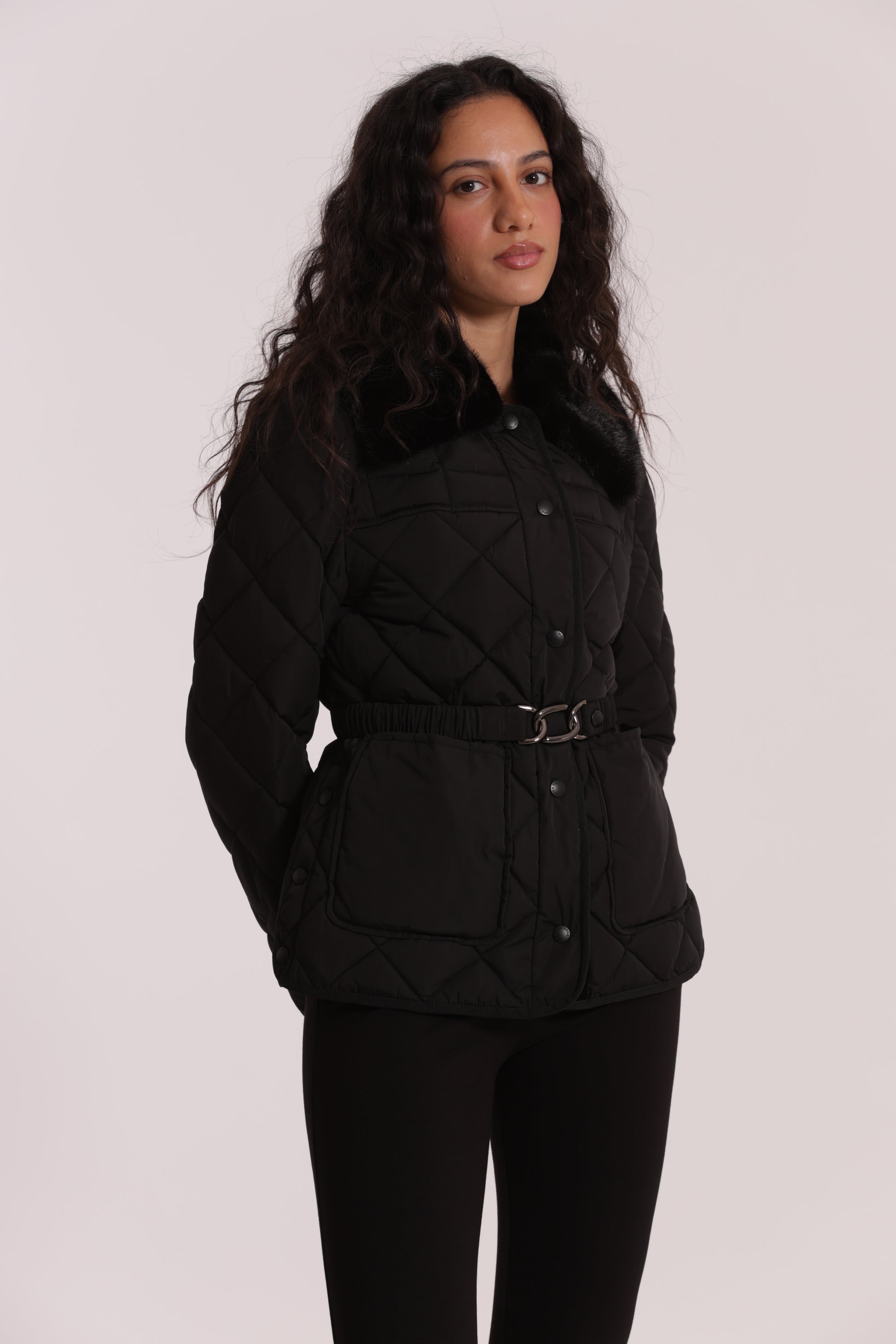 PIUMINO CORTO CON COLLO EFFETTO PELLICCIA CON CINTURA