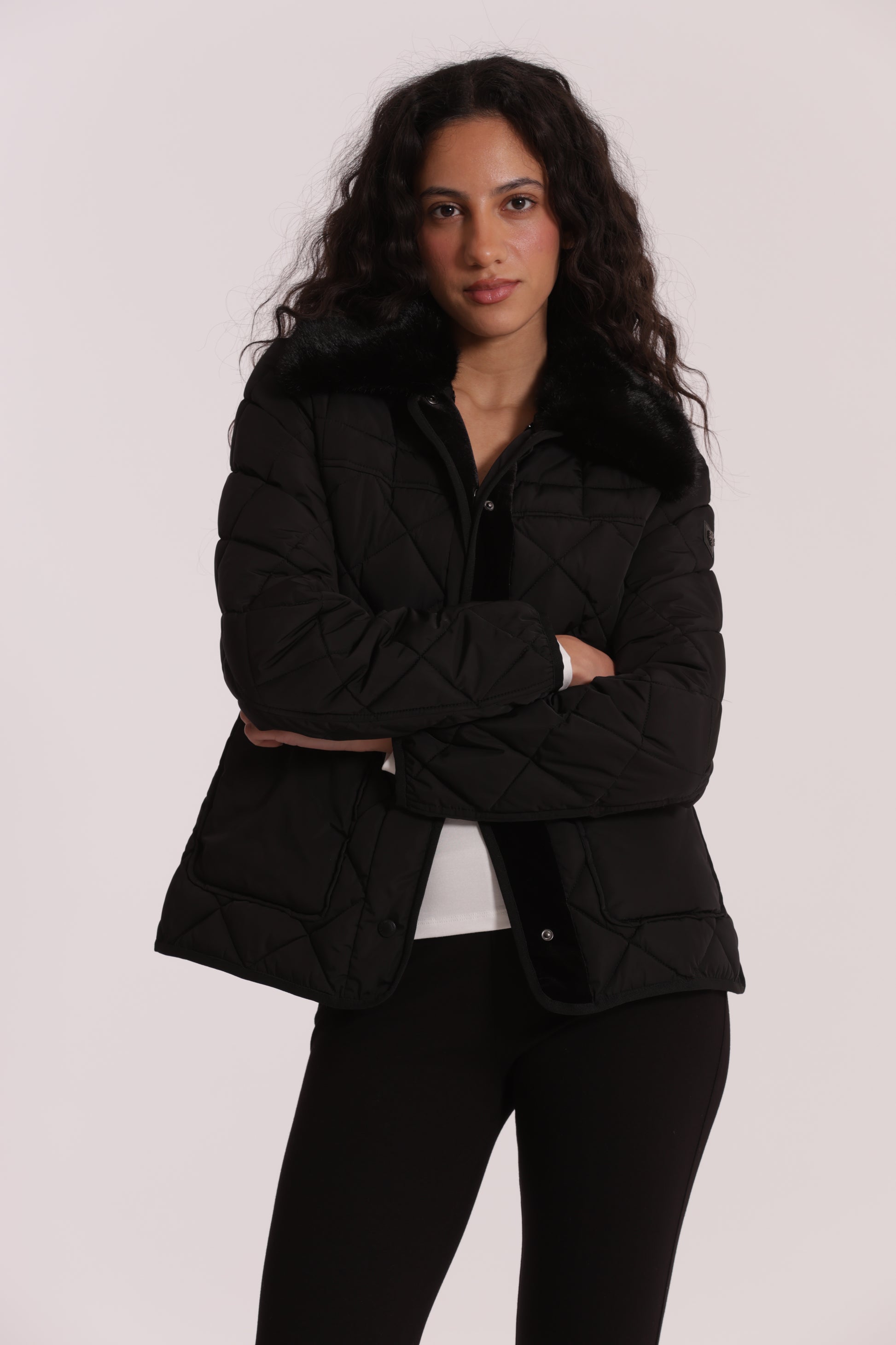 PIUMINO CORTO CON COLLO EFFETTO PELLICCIA CON CINTURA