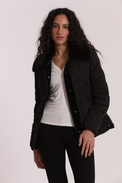 PIUMINO CORTO CON COLLO EFFETTO PELLICCIA CON CINTURA