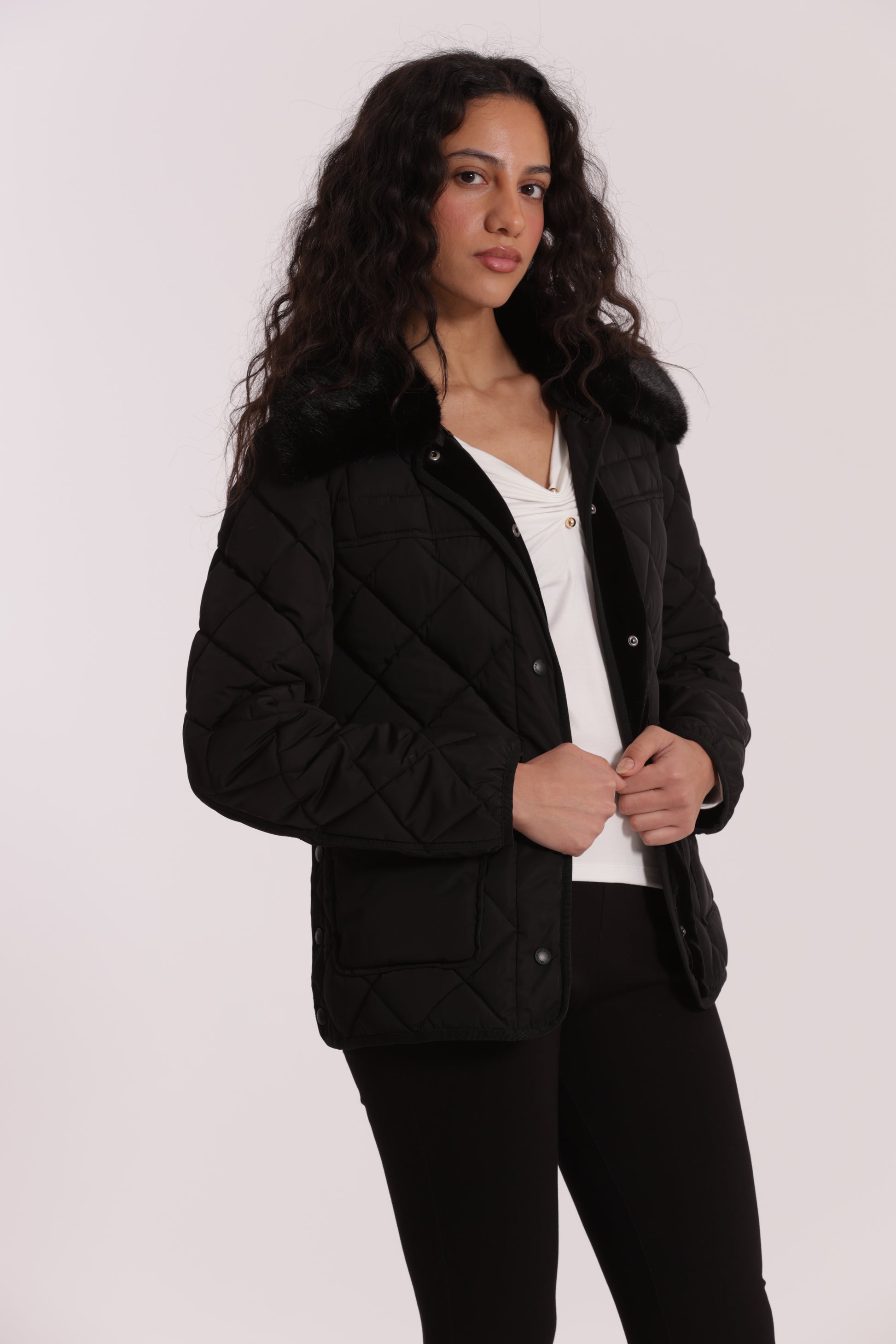 PIUMINO CORTO CON COLLO EFFETTO PELLICCIA CON CINTURA