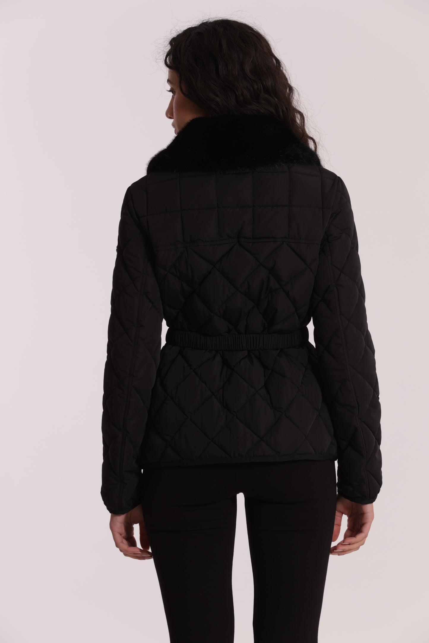 PIUMINO CORTO CON COLLO EFFETTO PELLICCIA CON CINTURA