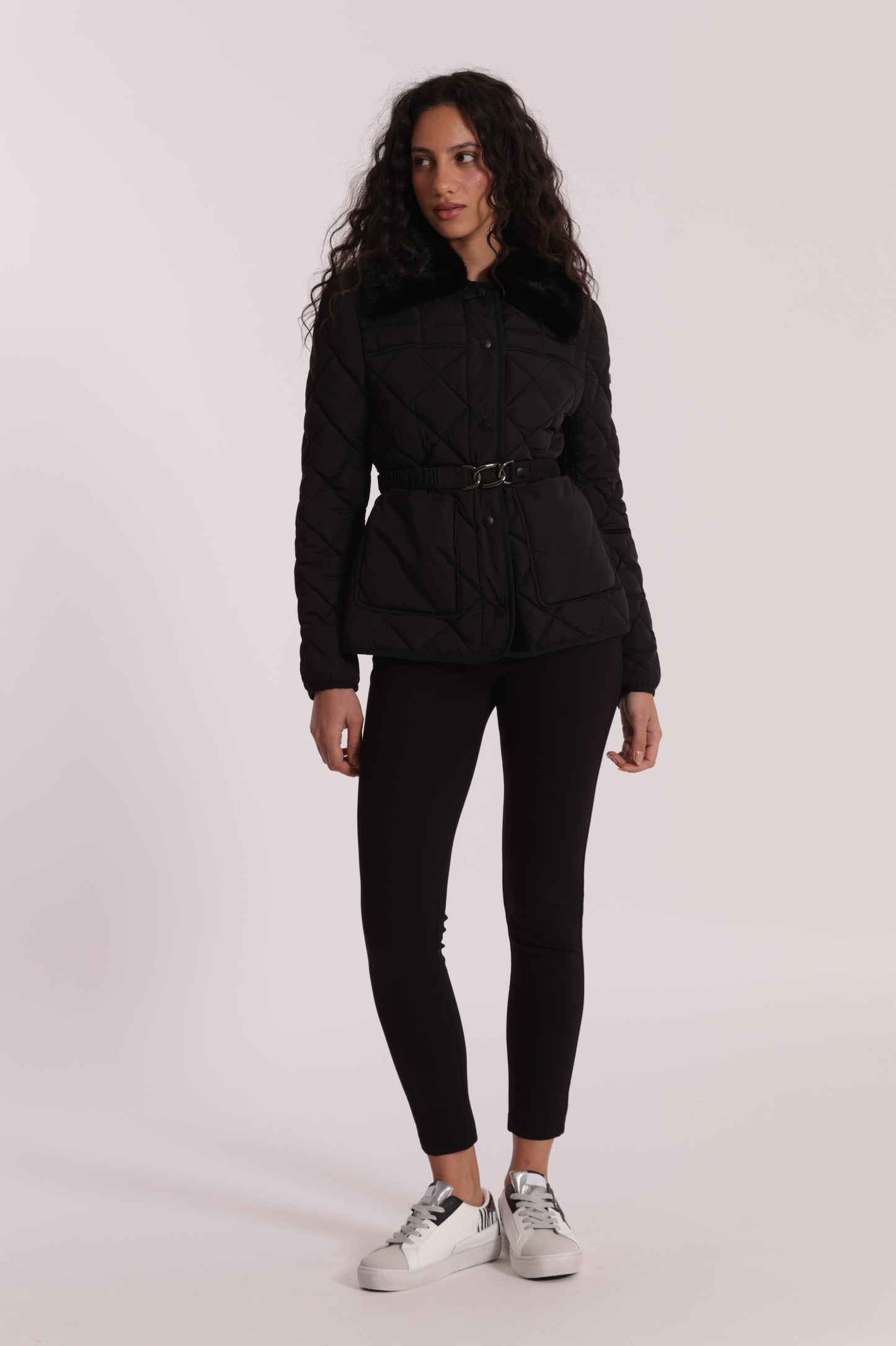 PIUMINO CORTO CON COLLO EFFETTO PELLICCIA CON CINTURA