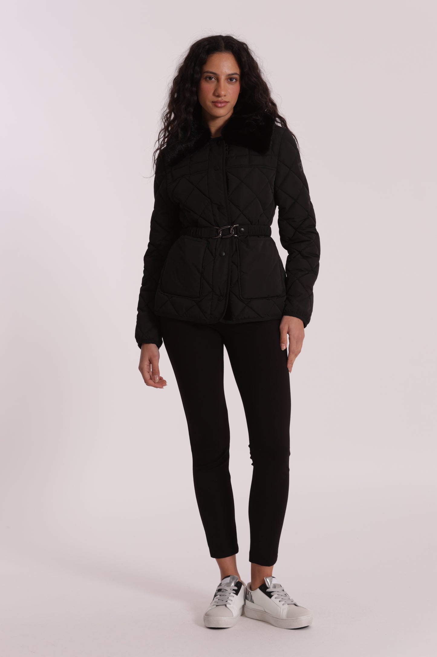 PIUMINO CORTO CON COLLO EFFETTO PELLICCIA CON CINTURA