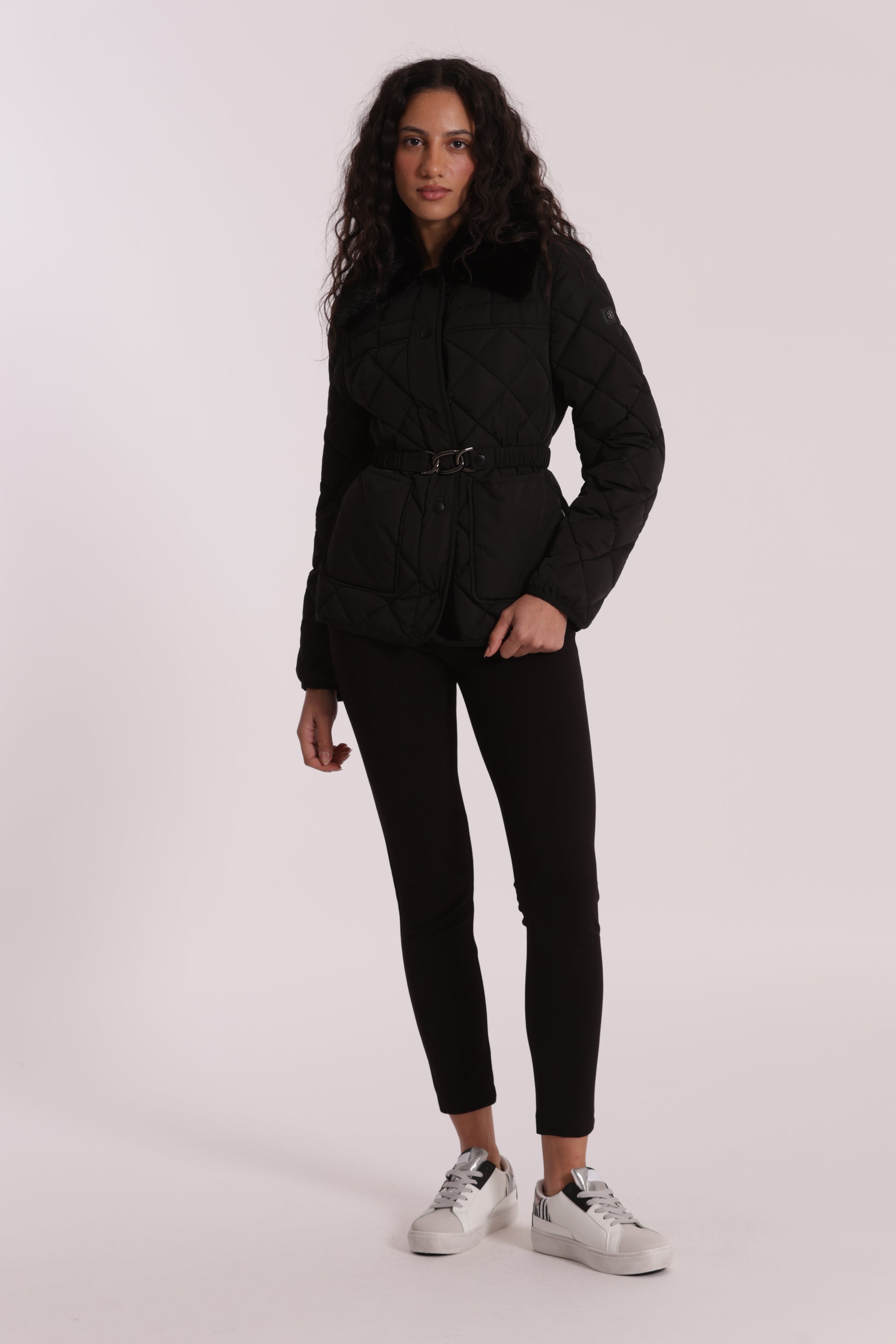 PIUMINO CORTO CON COLLO EFFETTO PELLICCIA CON CINTURA