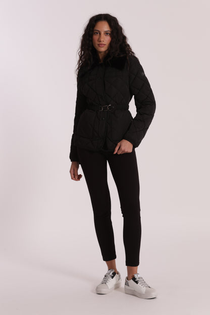 PIUMINO CORTO CON COLLO EFFETTO PELLICCIA CON CINTURA