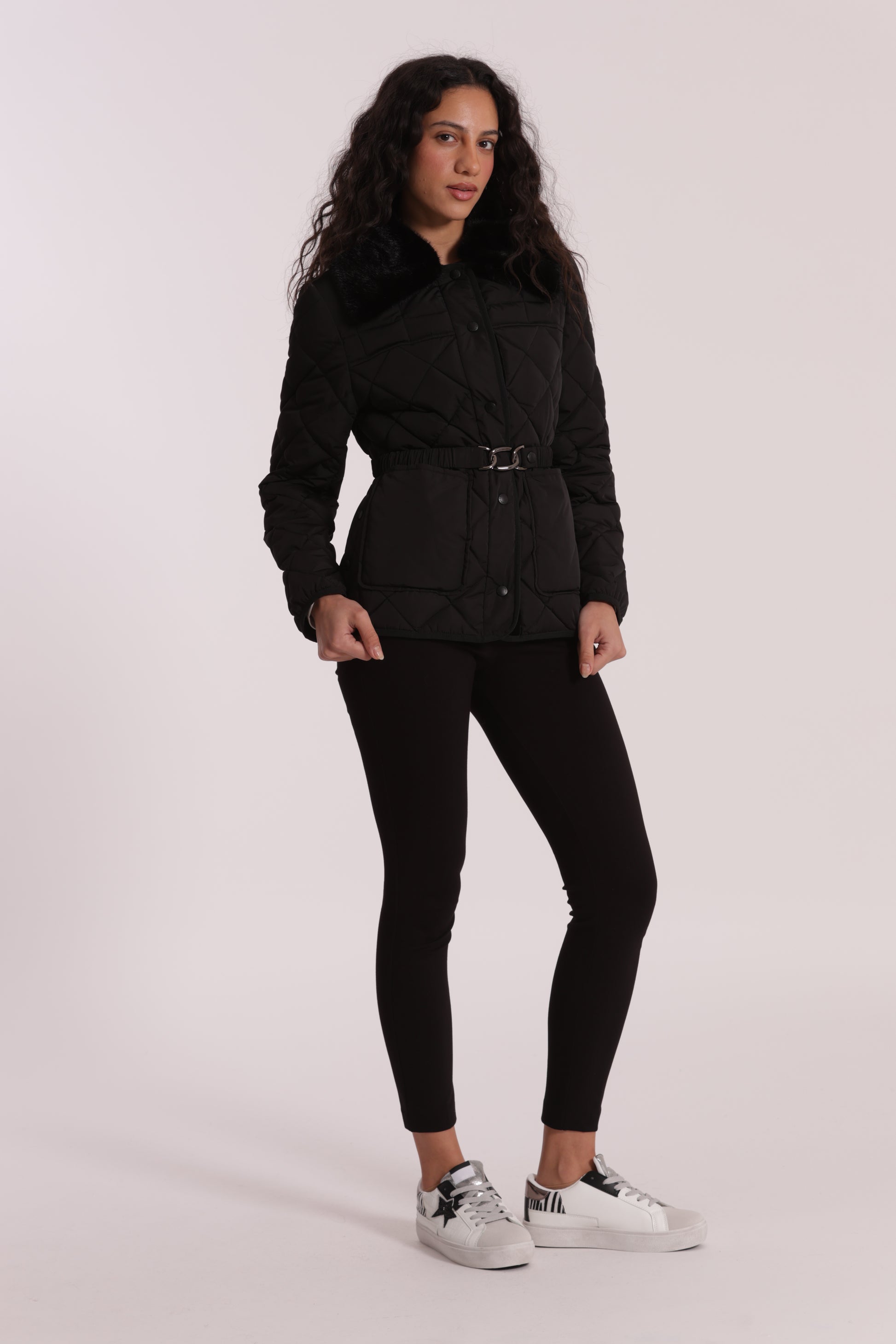 PIUMINO CORTO CON COLLO EFFETTO PELLICCIA CON CINTURA