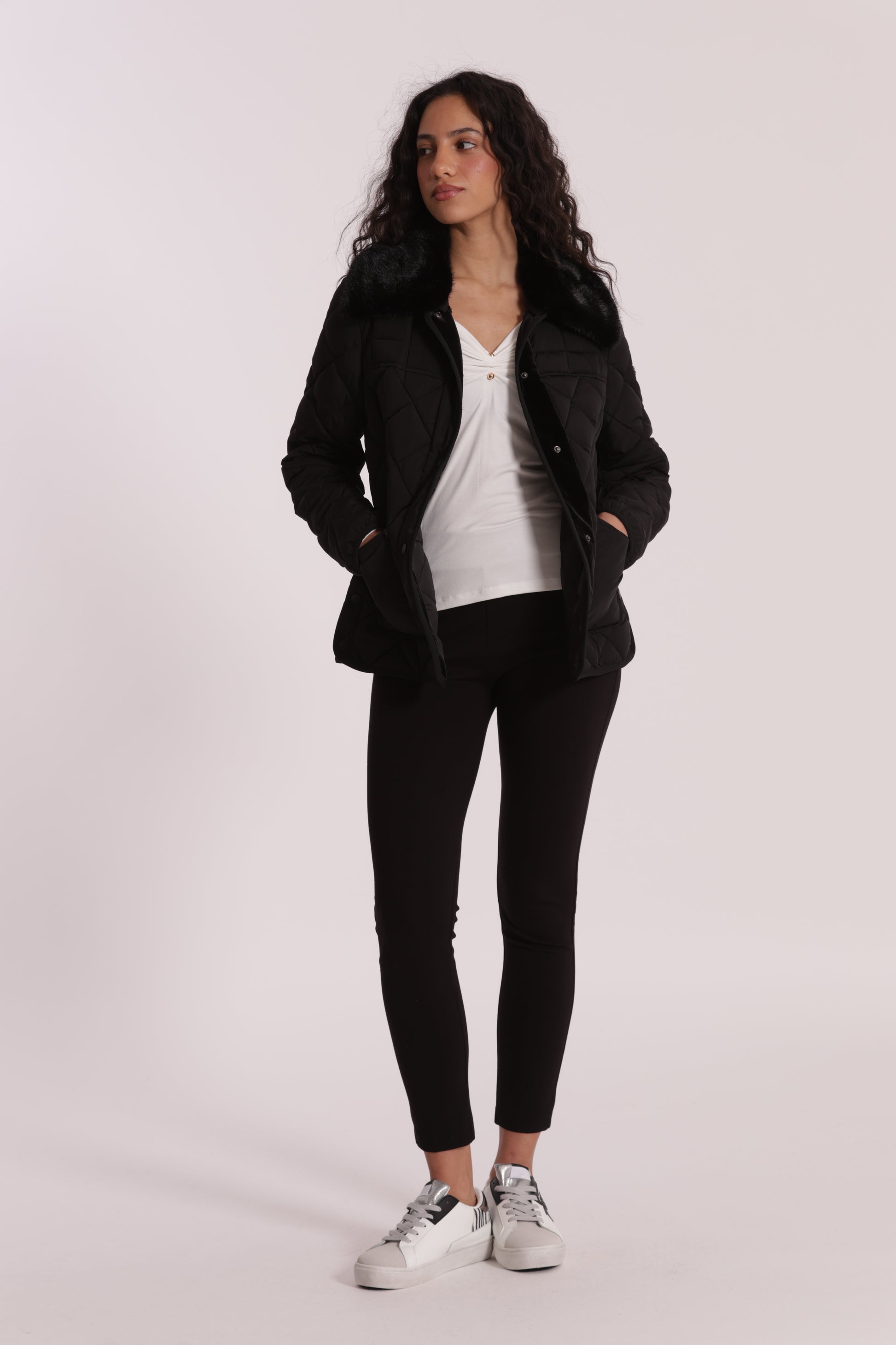 PIUMINO CORTO CON COLLO EFFETTO PELLICCIA CON CINTURA