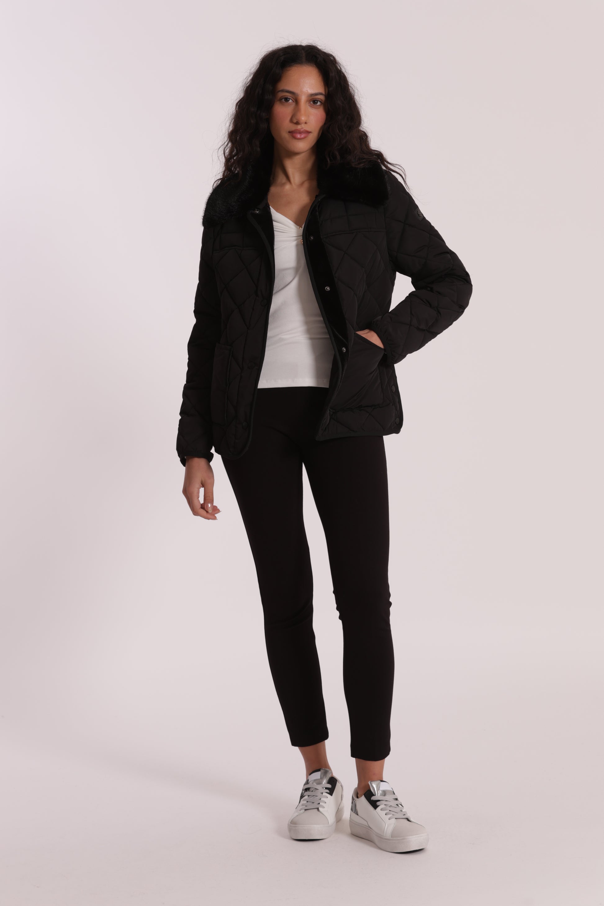 PIUMINO CORTO CON COLLO EFFETTO PELLICCIA CON CINTURA